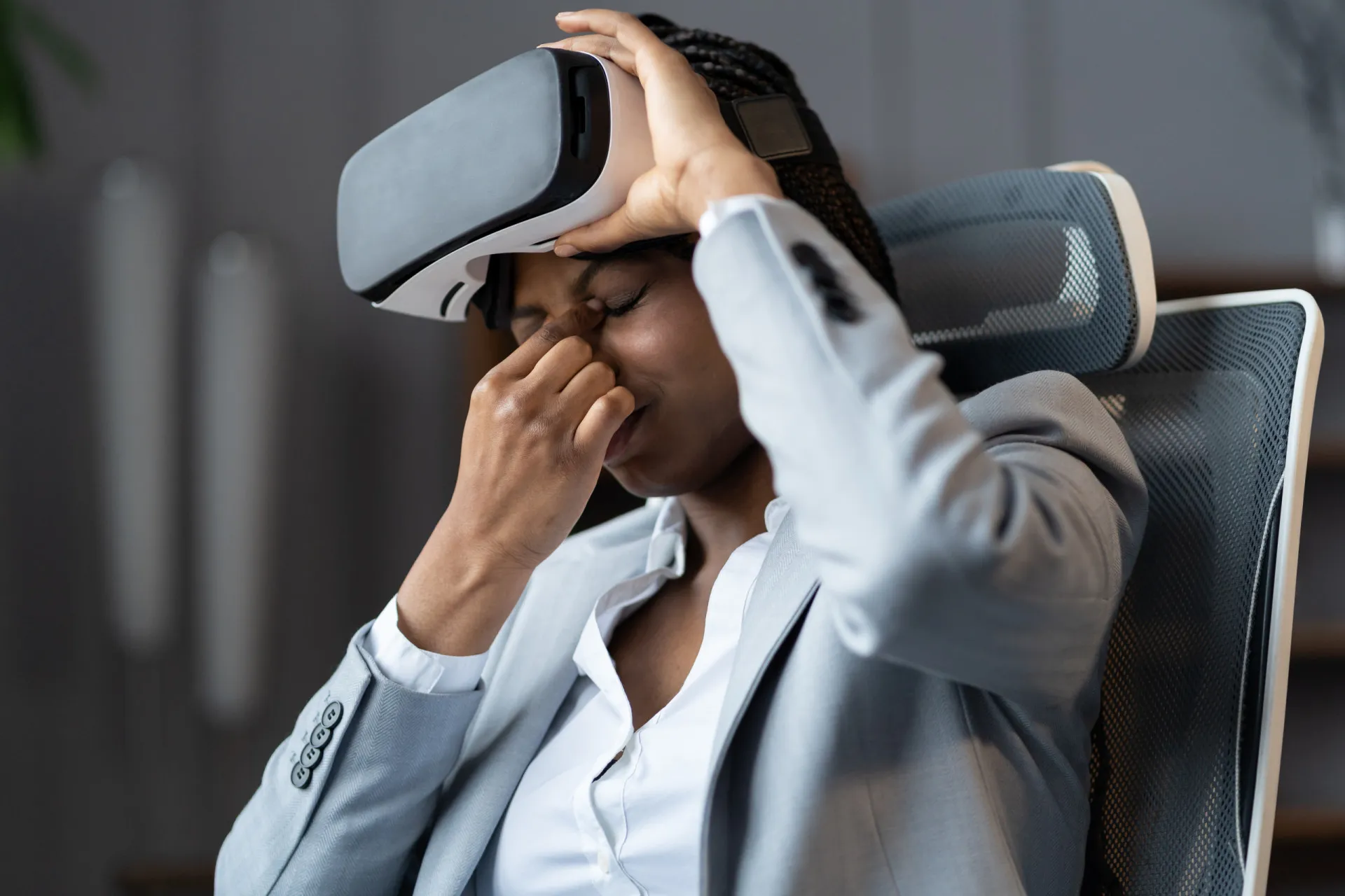 Pessoa usando um headset de realidade virtual, imersa em um ambiente digital.