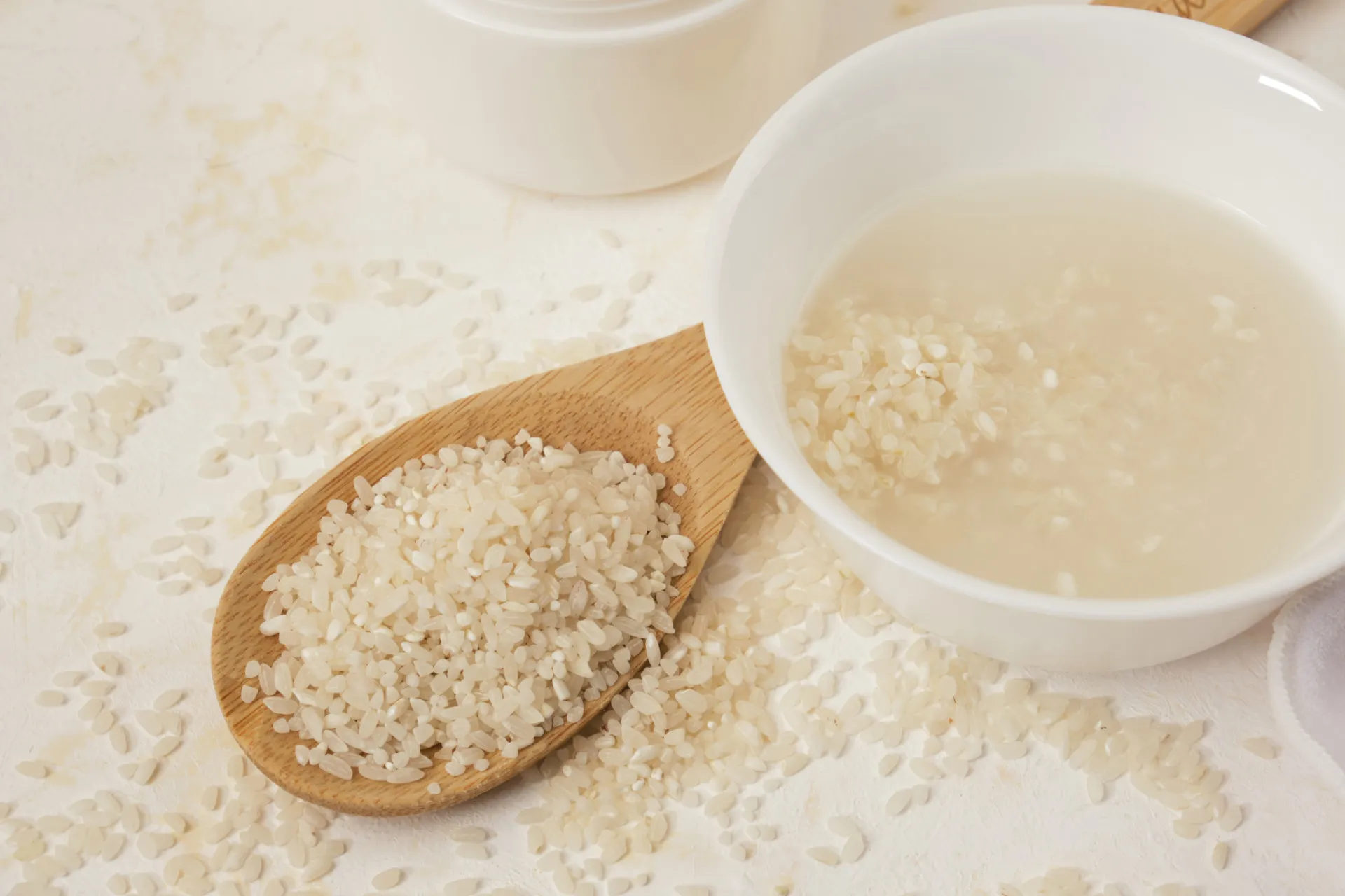 Sinal de 'X' vermelho sobre um copo de água de arroz, indicando que o método não funciona como prometido.