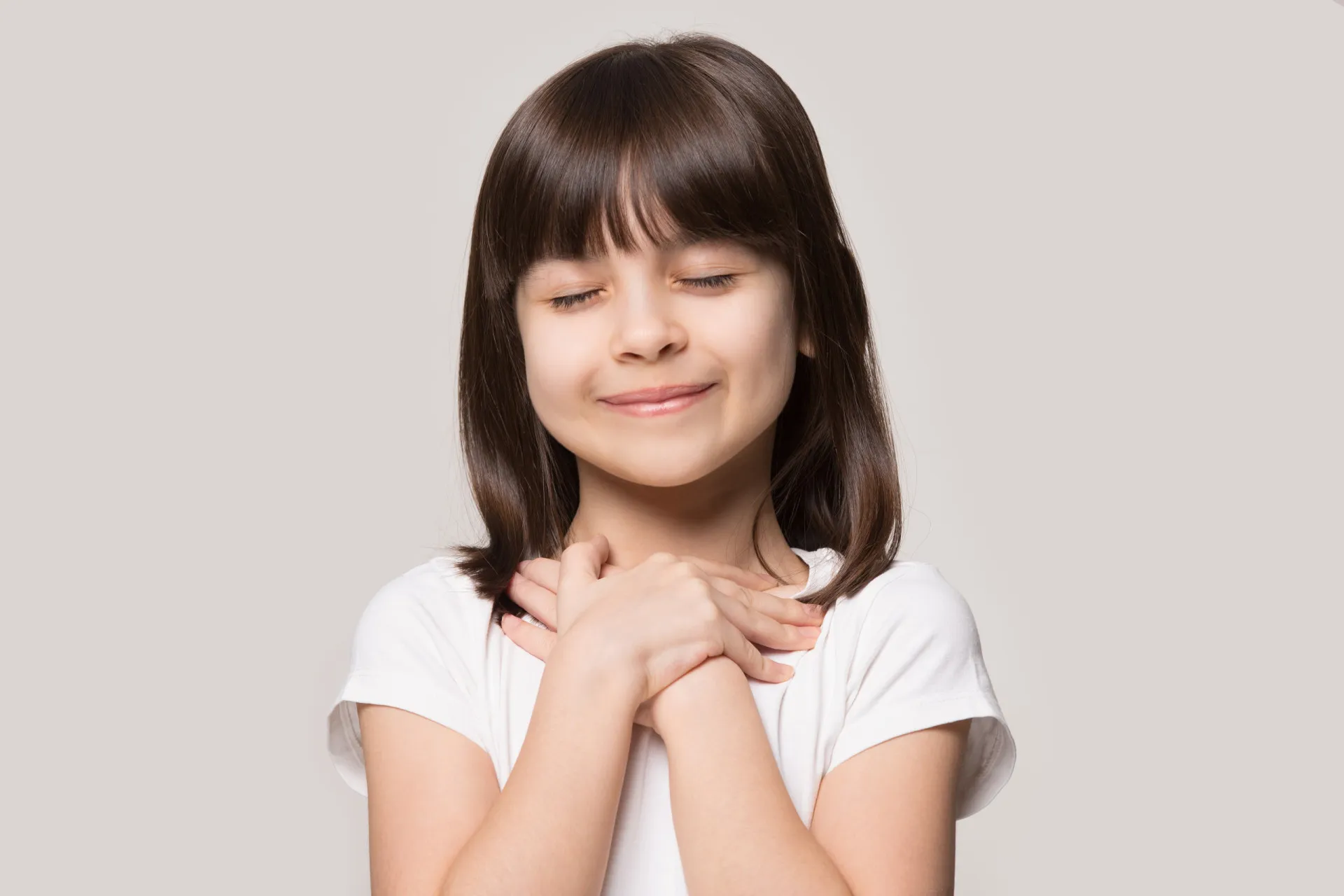Duas crianças compartilhando um segredo e sorrindo, exemplificando a empatia e o respeito mútuo.