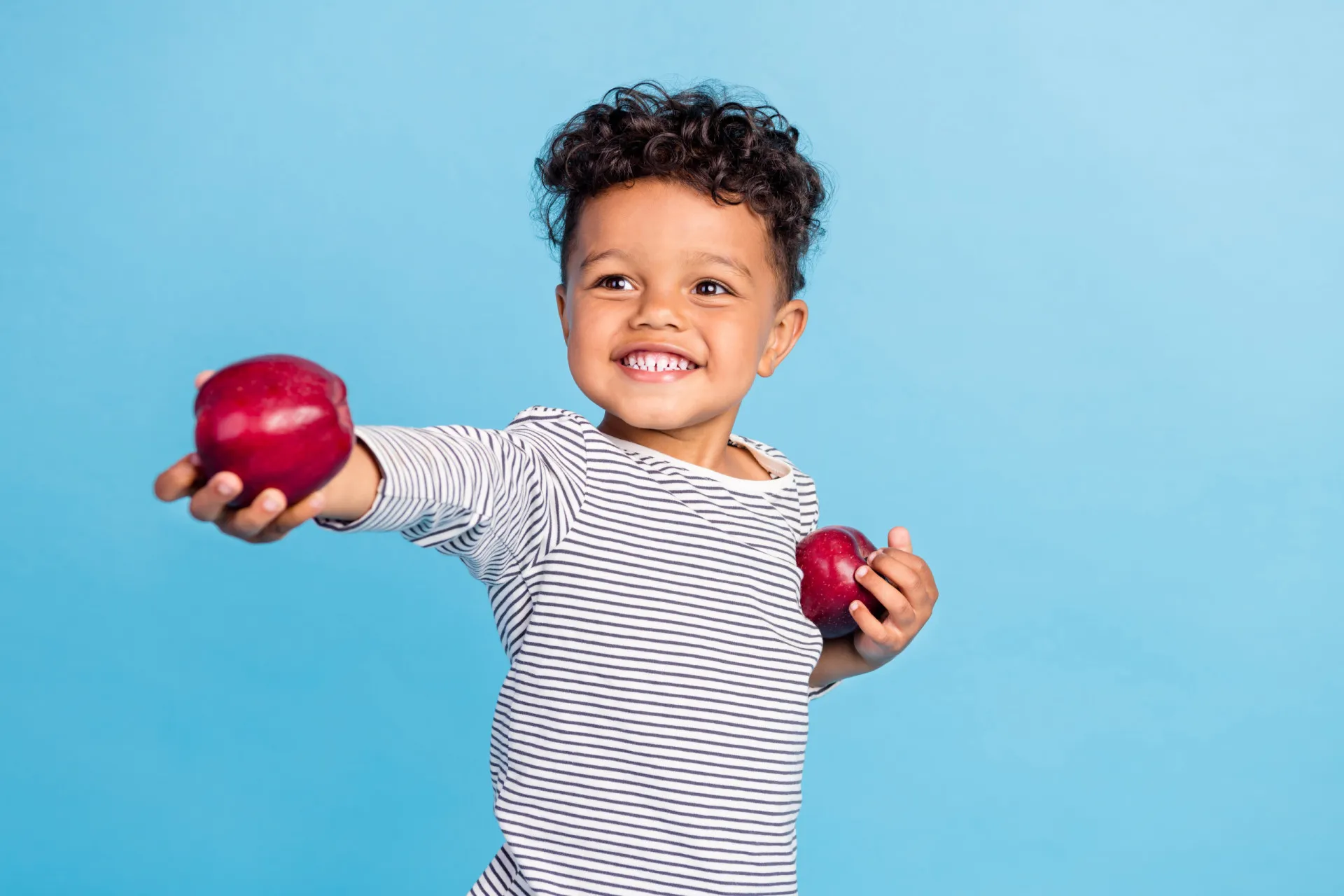 Duas crianças felizes compartilhando um brinquedo, aprendendo sobre generosidade e amizade.