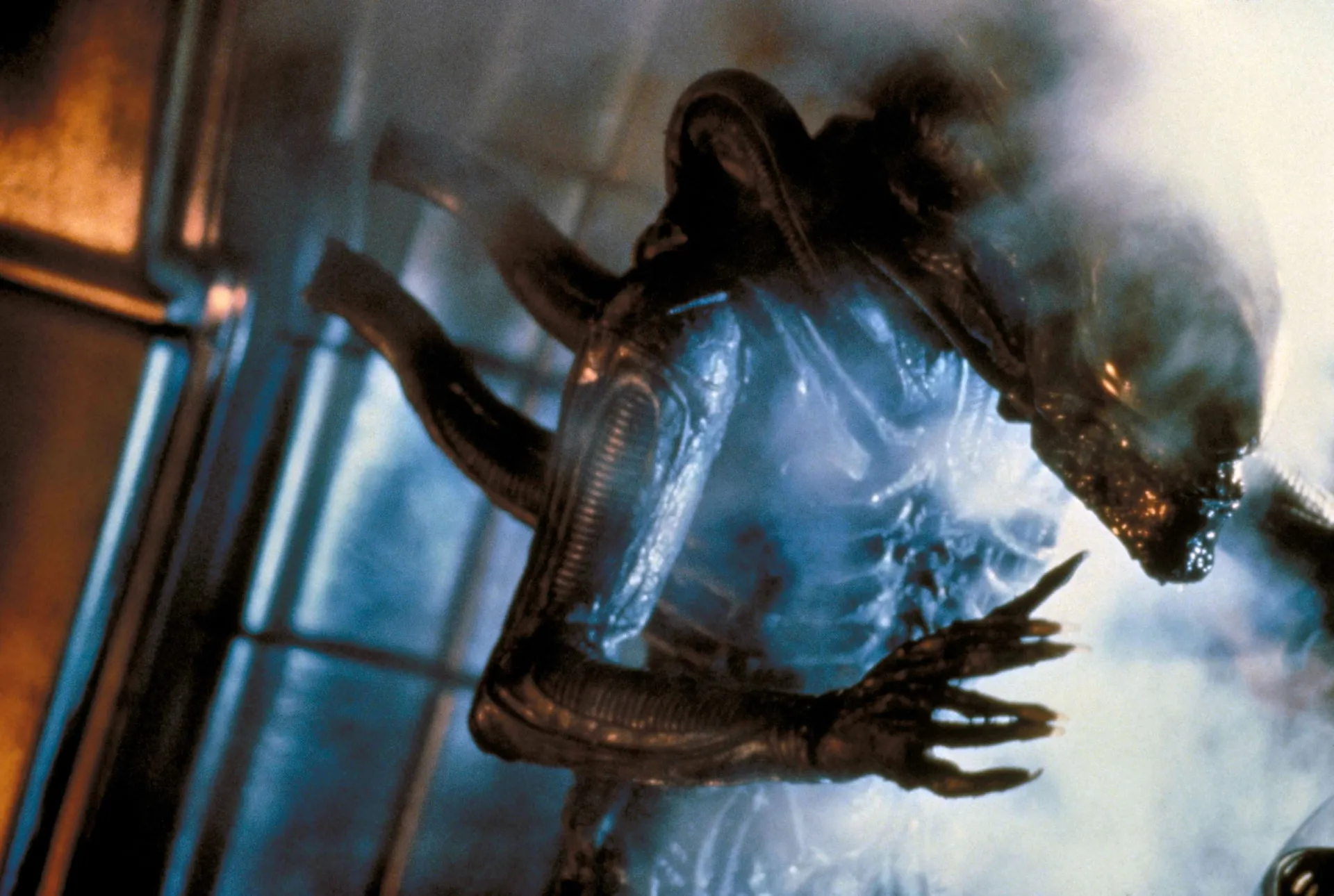 O ator nigeriano Bolaji Badejo, que interpretou o Xenomorfo em 'Alien'.