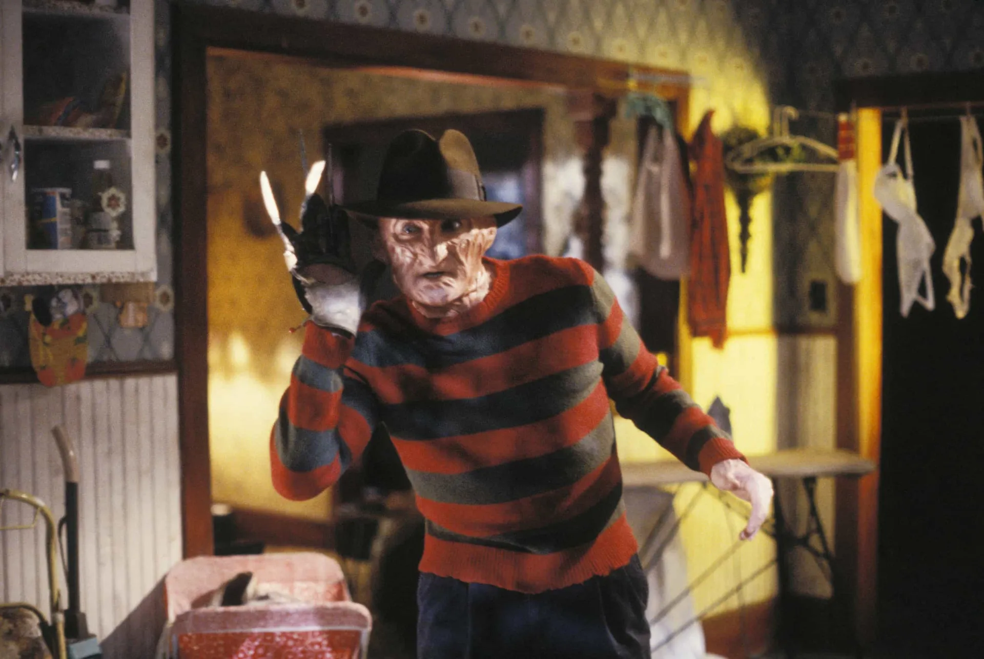 Ator Robert Englund, famoso por seu papel como Freddy Krueger, posando para uma foto.
