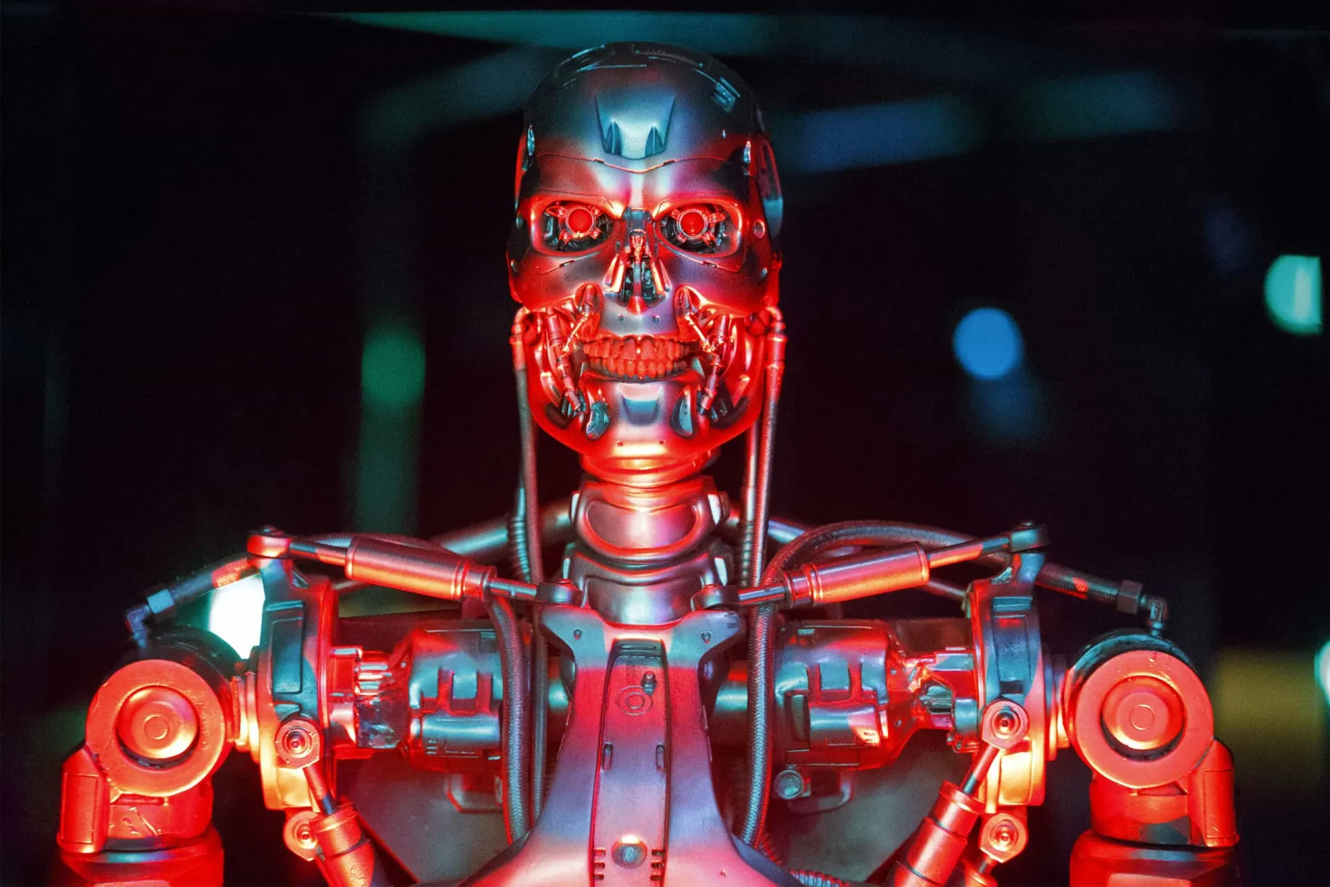 Brian Steele caracterizado como o robô T-600 no filme 'O Exterminador do Futuro: A Salvação'.