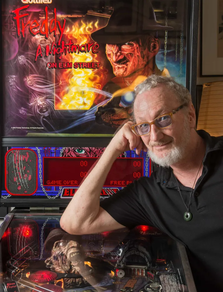 Robert Englund caracterizado como Freddy Krueger, com seu chapéu, suéter listrado e garra de lâminas.