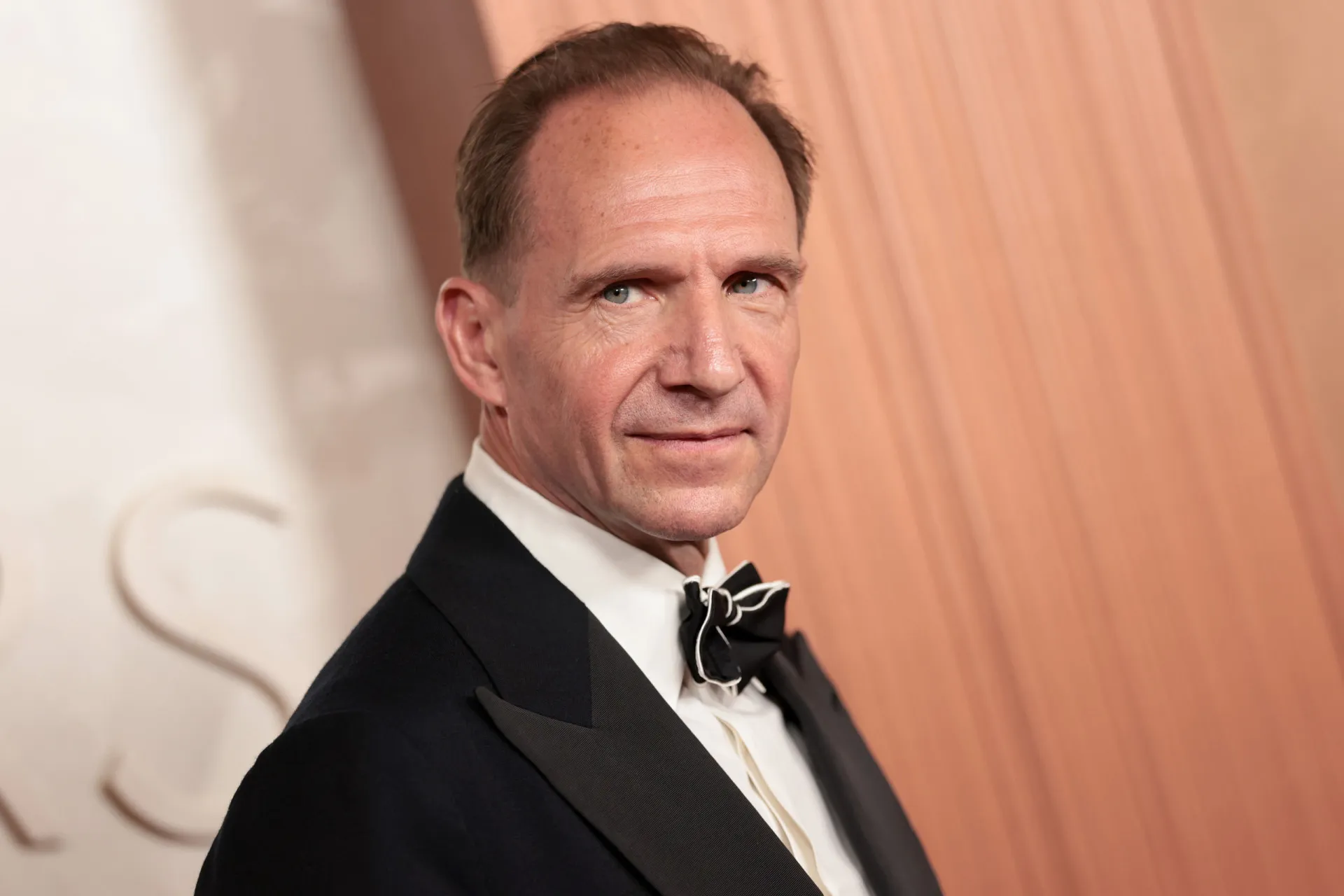 Ralph Fiennes caracterizado como Lord Voldemort na saga Harry Potter.