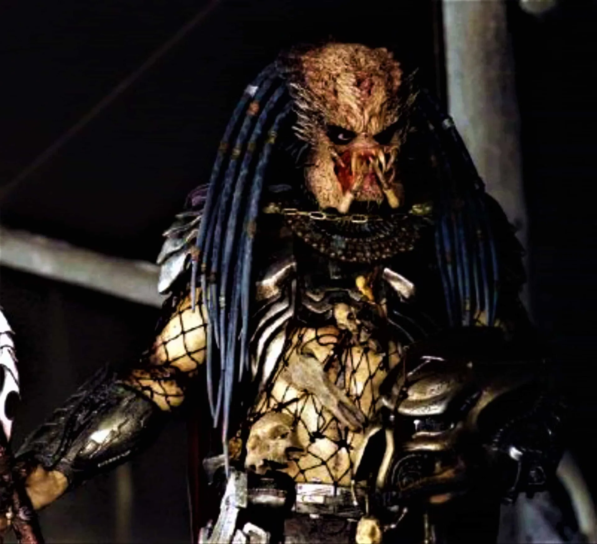 Kevin Peter Hall caracterizado como o Predador no filme de 1987.