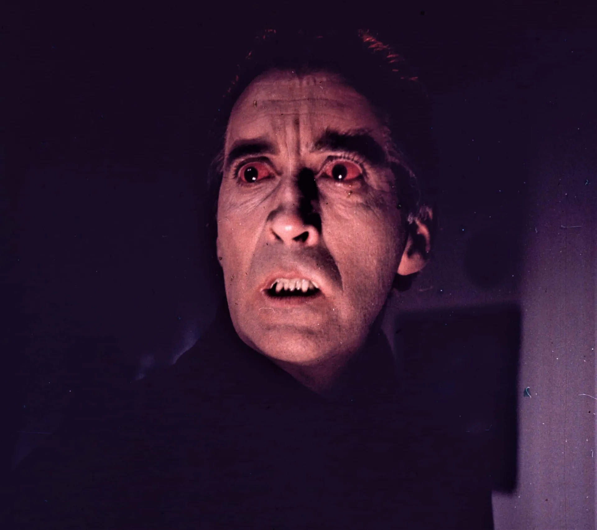 Christopher Lee caracterizado como o Conde Drácula, seu papel mais famoso.