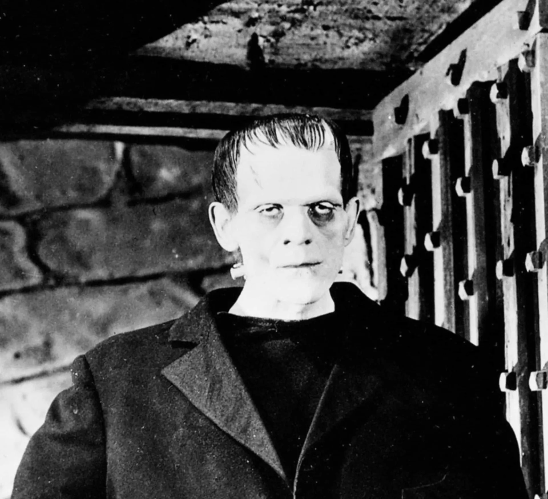 Boris Karloff caracterizado como o monstro de Frankenstein, com sua maquiagem icônica.