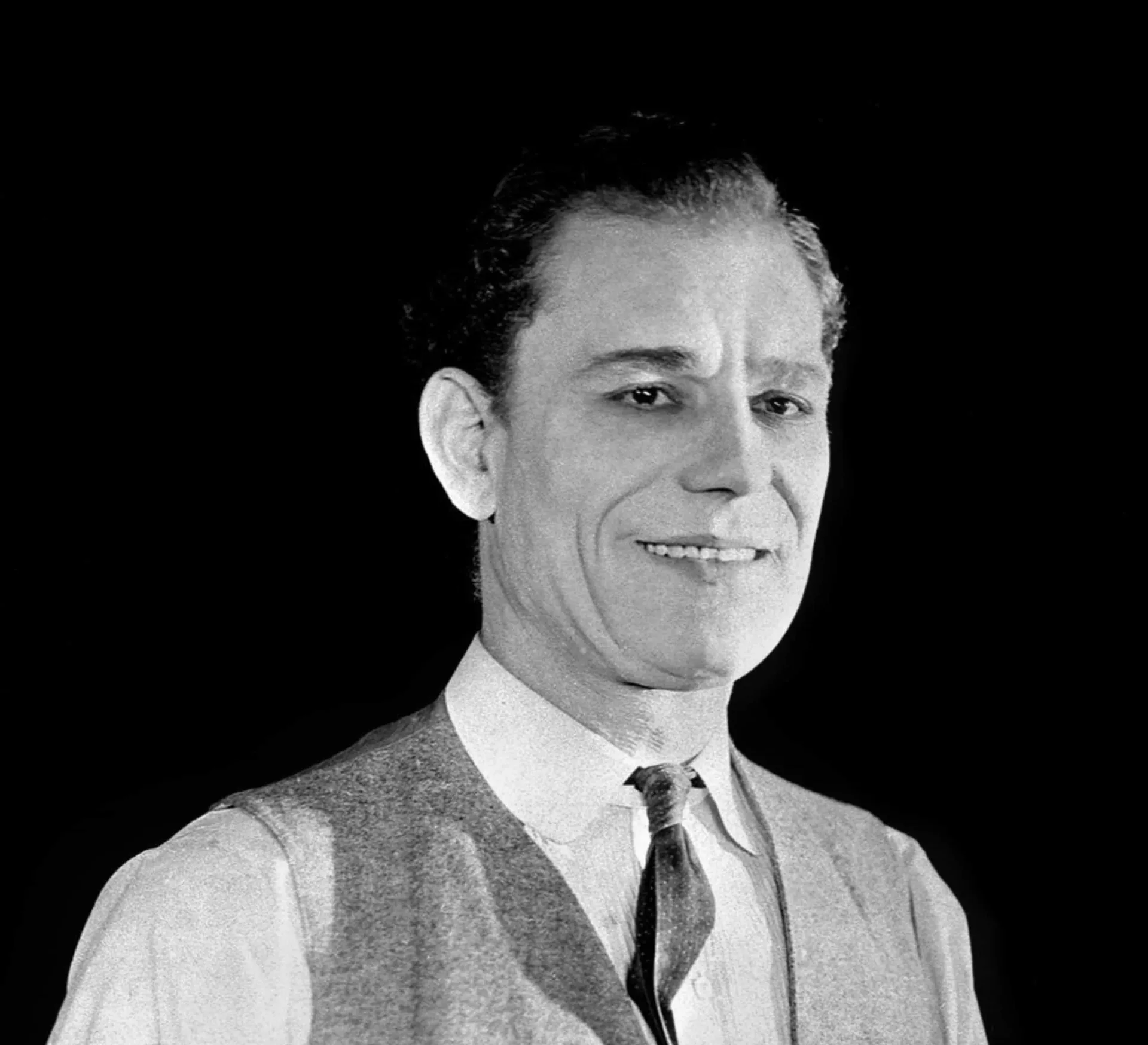 Lon Chaney, astro do cinema mudo, em um retrato antigo.