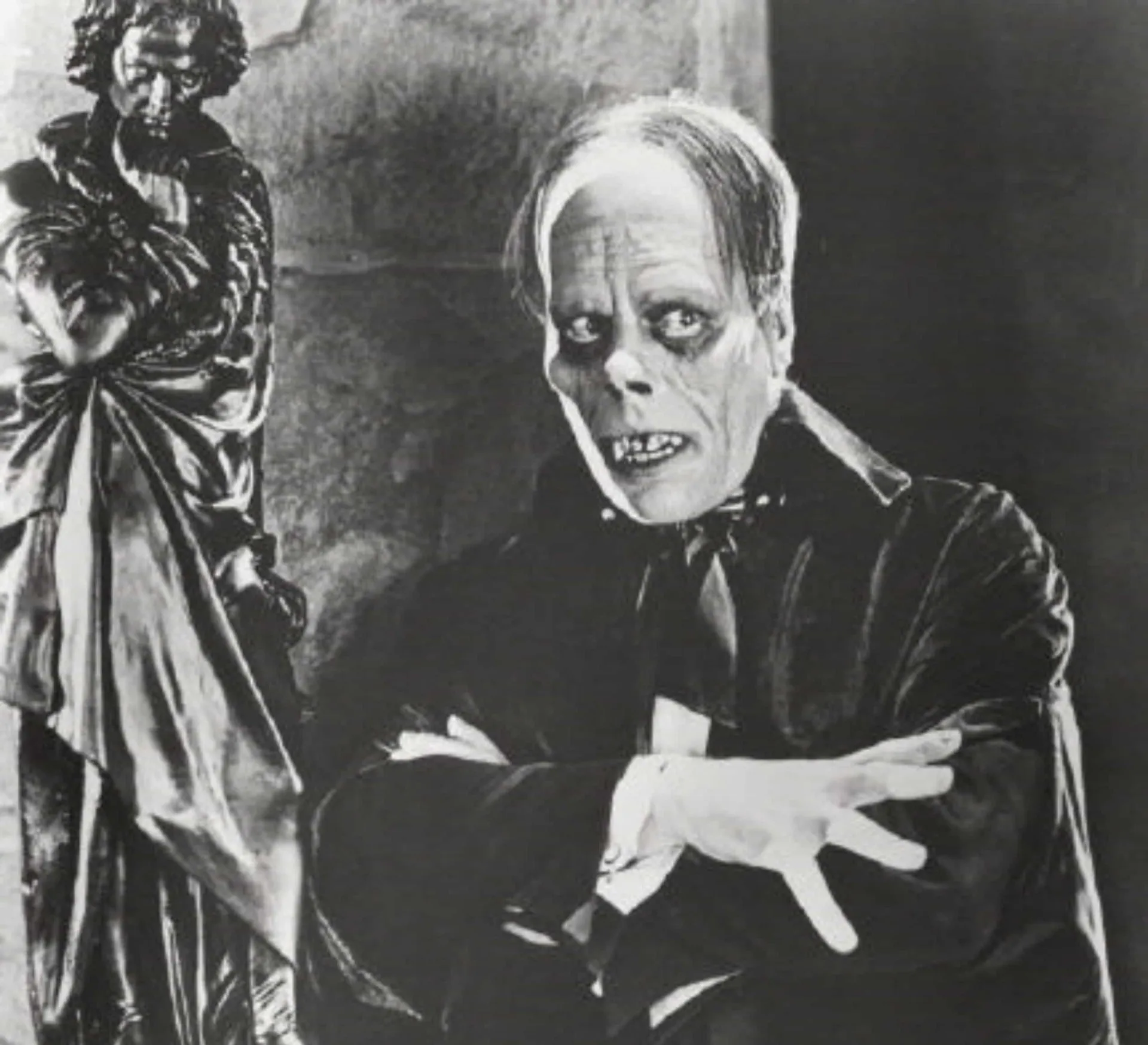 Lon Chaney caracterizado como o Fantasma da Ópera, com sua maquiagem assustadora.