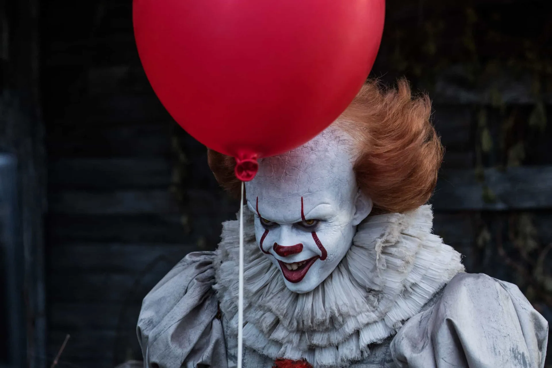 Bill Skarsgård caracterizado como o palhaço Pennywise no filme 'It'.