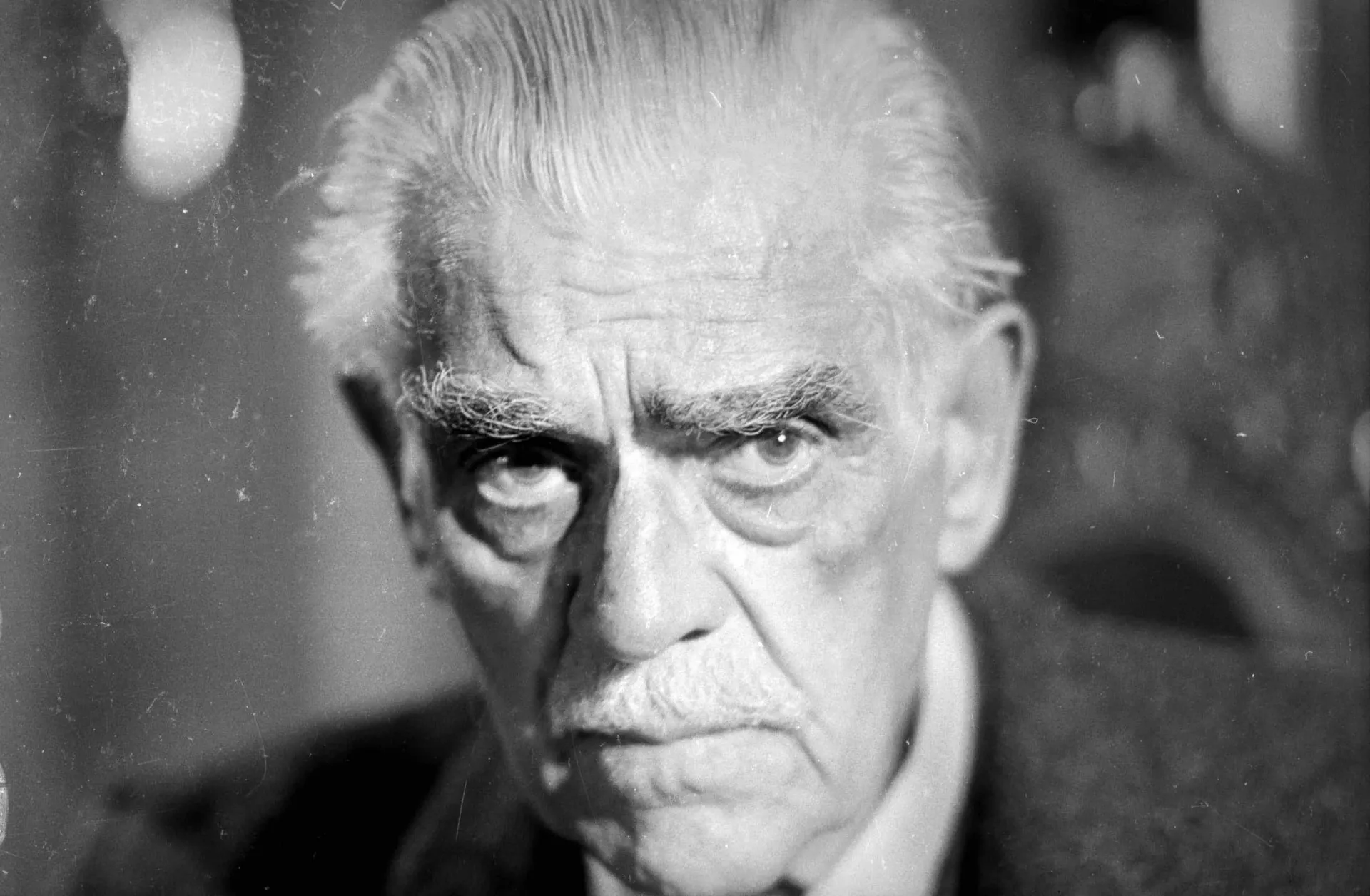 Ator Boris Karloff, um dos pioneiros dos filmes de monstro, em um retrato antigo.