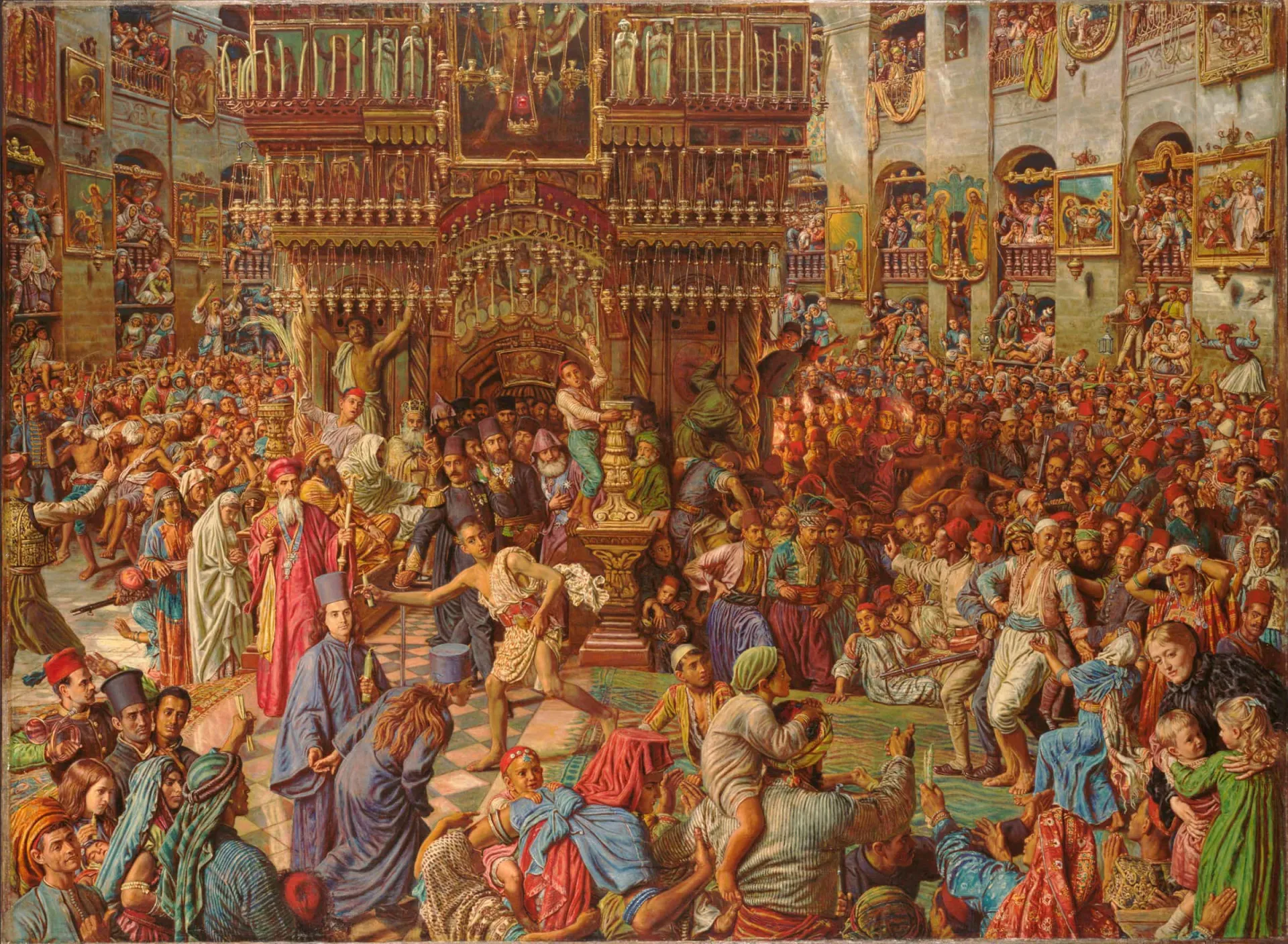 Peregrinos com velas acesas pelo Fogo Sagrado dentro da igreja.