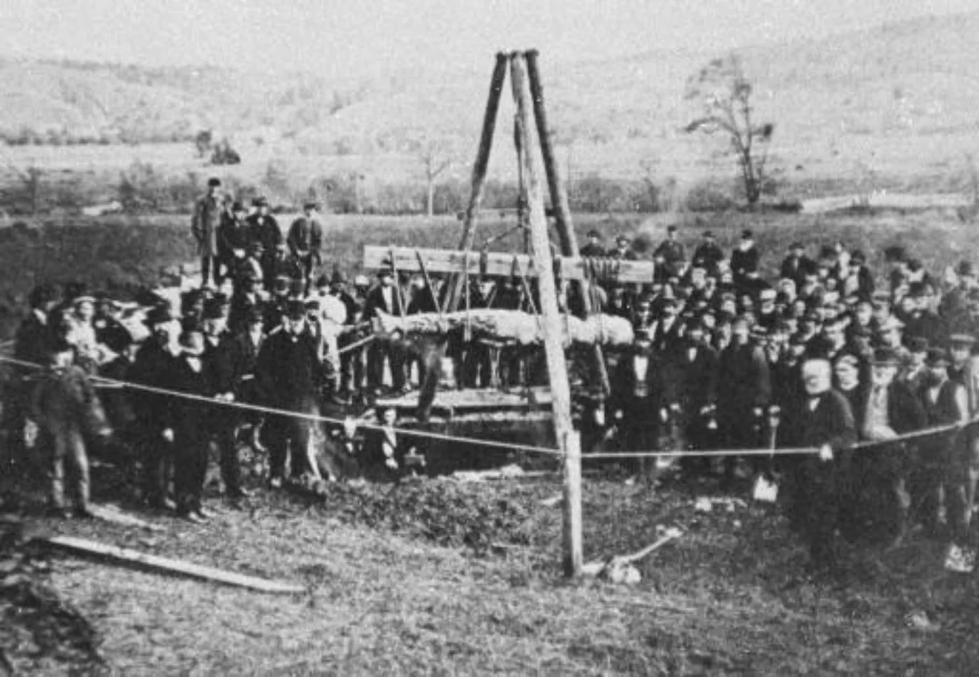 Fotografia histórica do Gigante de Cardiff, o homem petrificado de 3 metros.