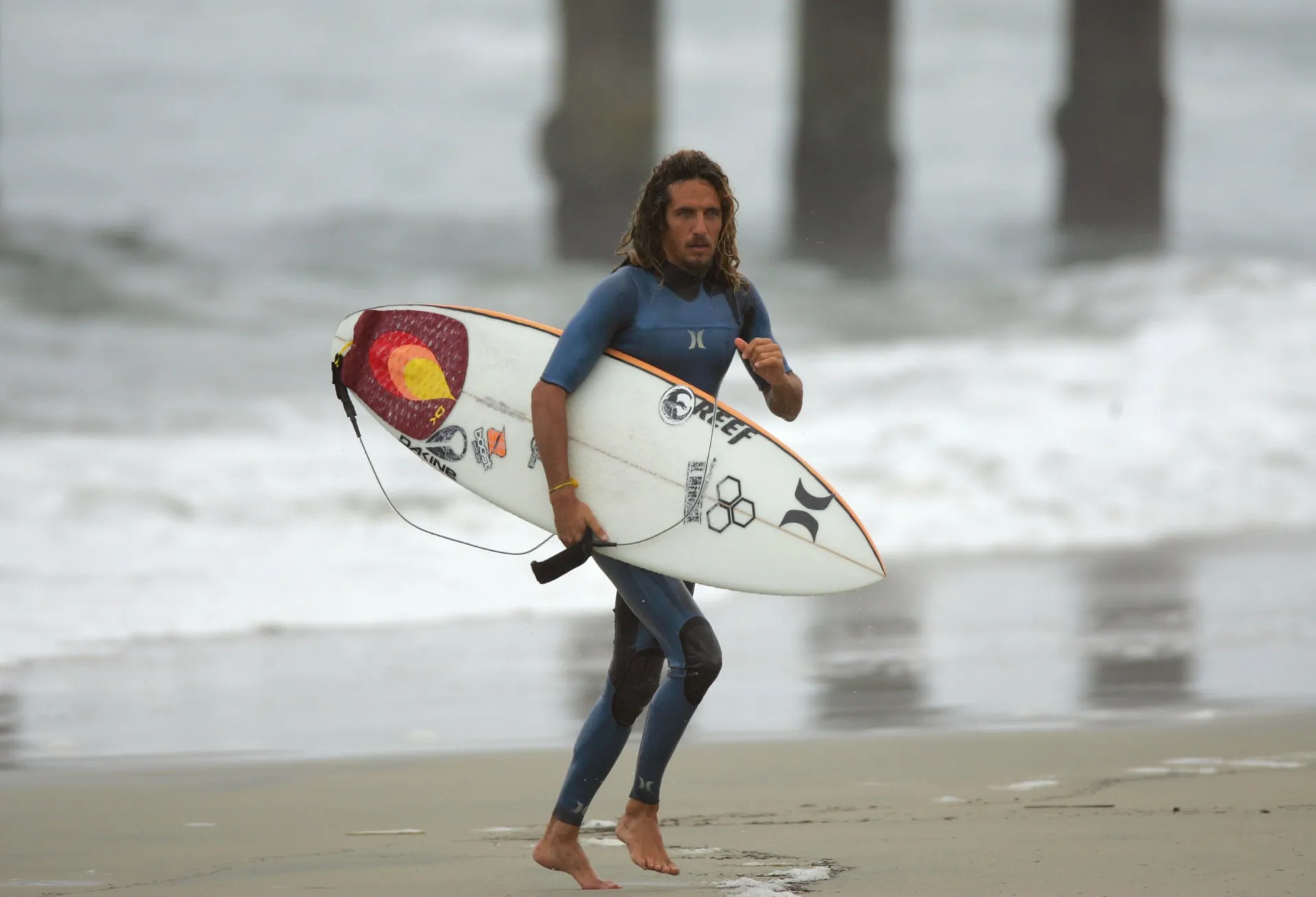 Rob Machado com seu cabelo característico e prancha de surfe.