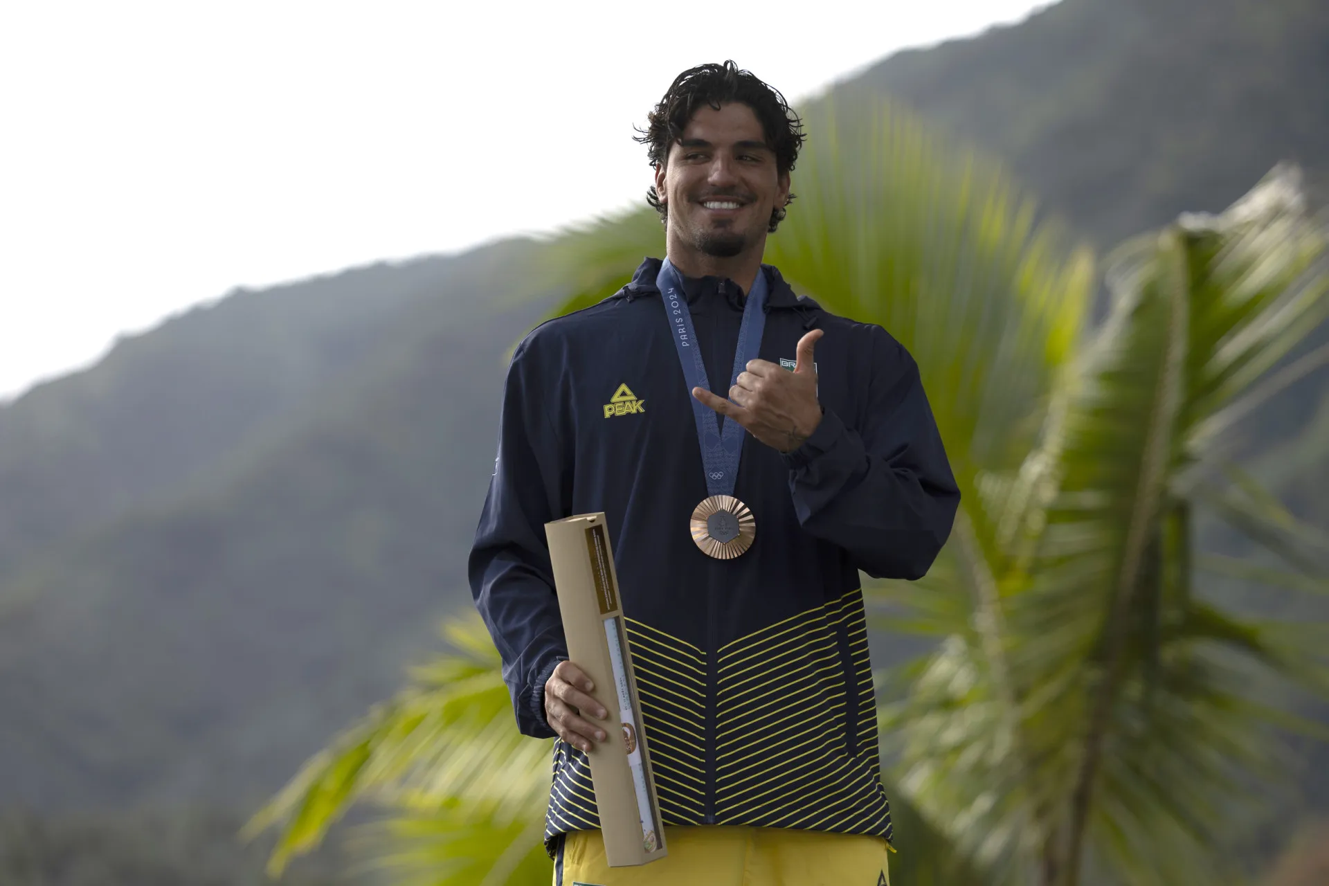 Gabriel Medina beijando o troféu de campeão mundial da WSL.
