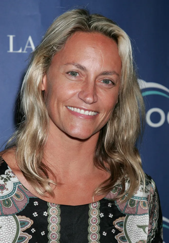Lisa Andersen com um troféu de campeã mundial, um ícone dos anos 90.