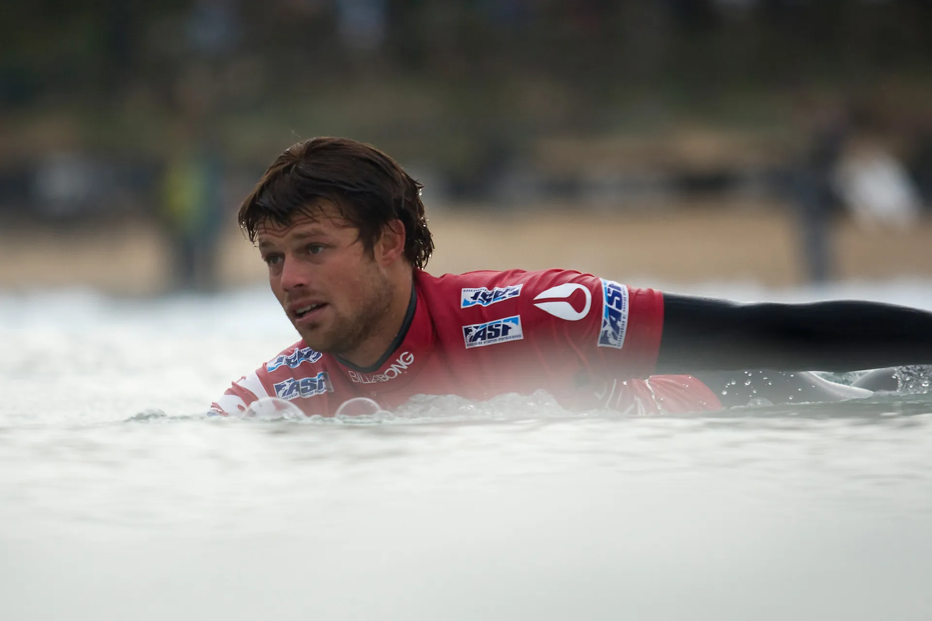 Dane Reynolds em plena manobra, mostrando a potência de seu surfe.
