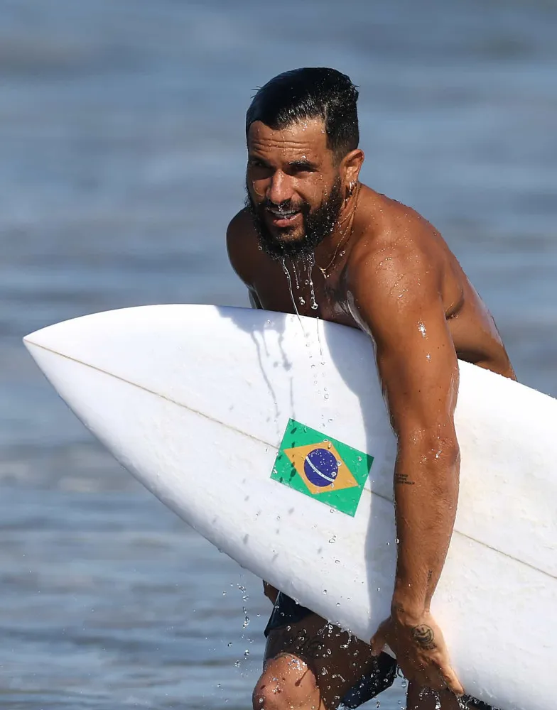 Ítalo Ferreira comemorando com a medalha de ouro olímpica.