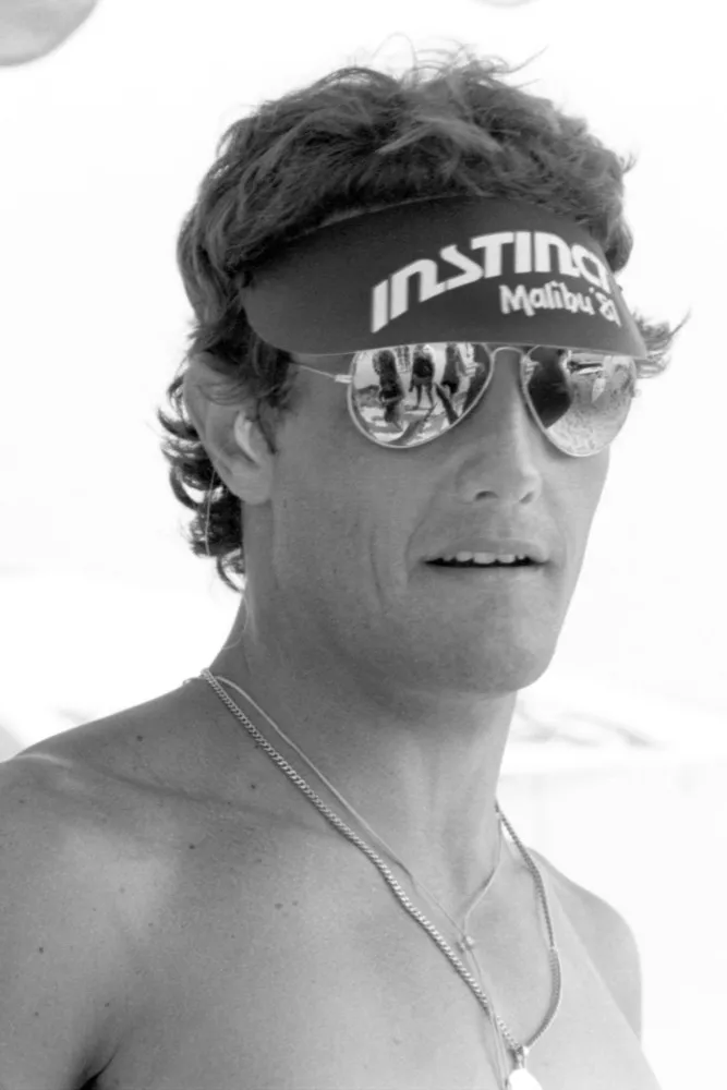 Shaun Tomson nos anos 70, com o estilo que revolucionou o surfe em tubos.