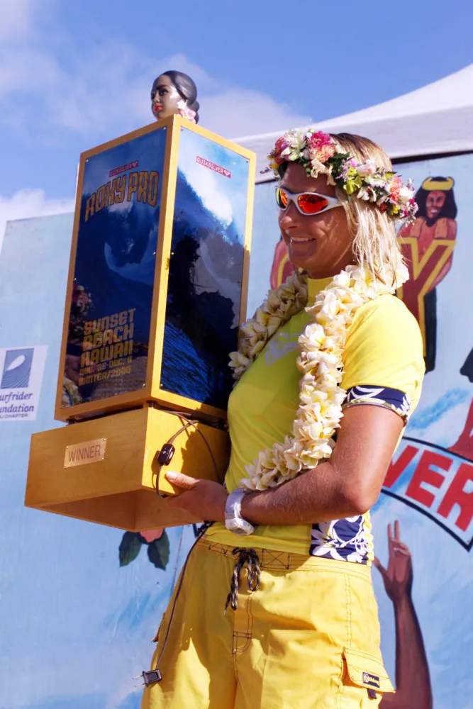 Layne Beachley comemorando uma vitória no surfe.