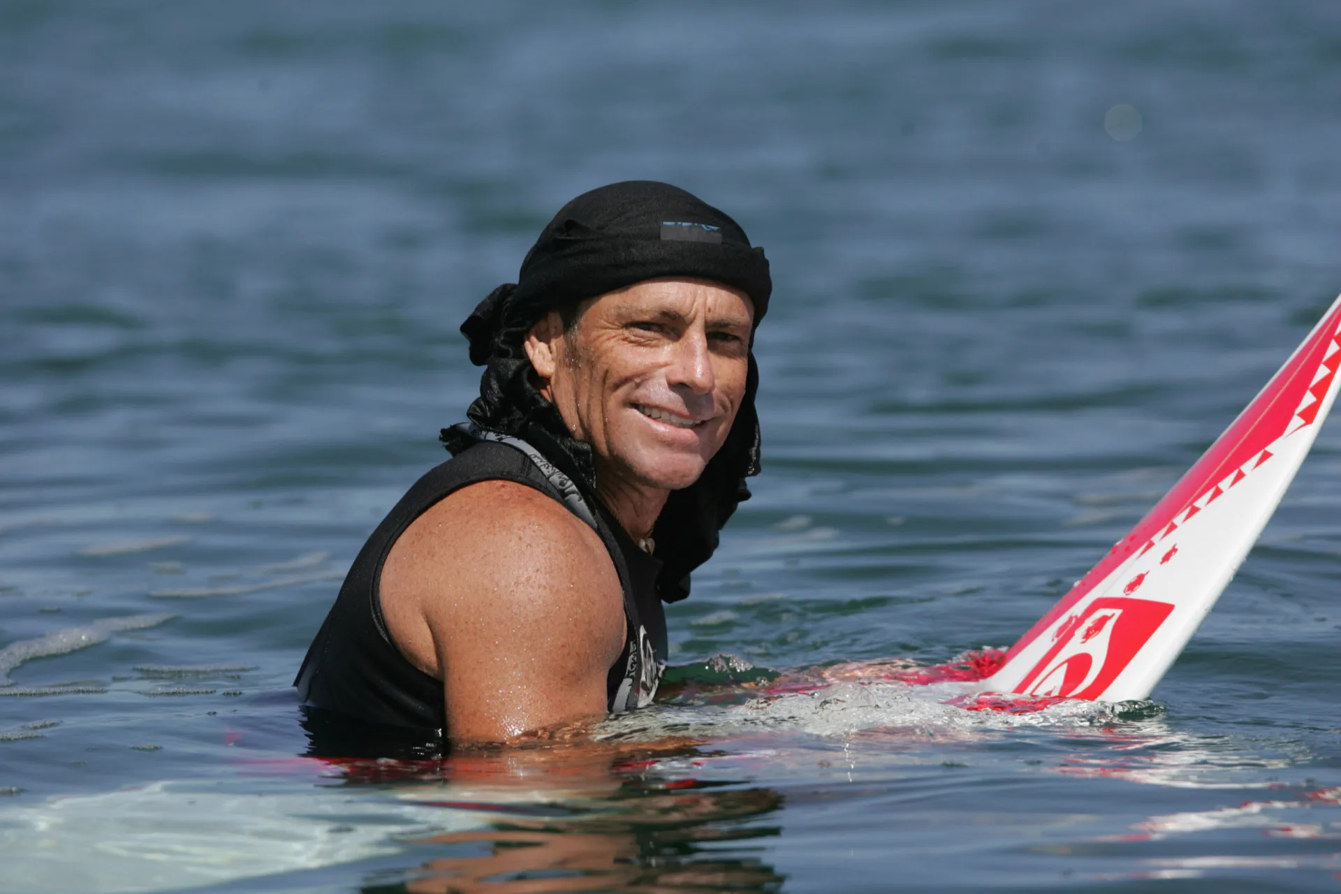 Tom Carroll em ação, demonstrando sua técnica de surfe 'goofy-footed'.