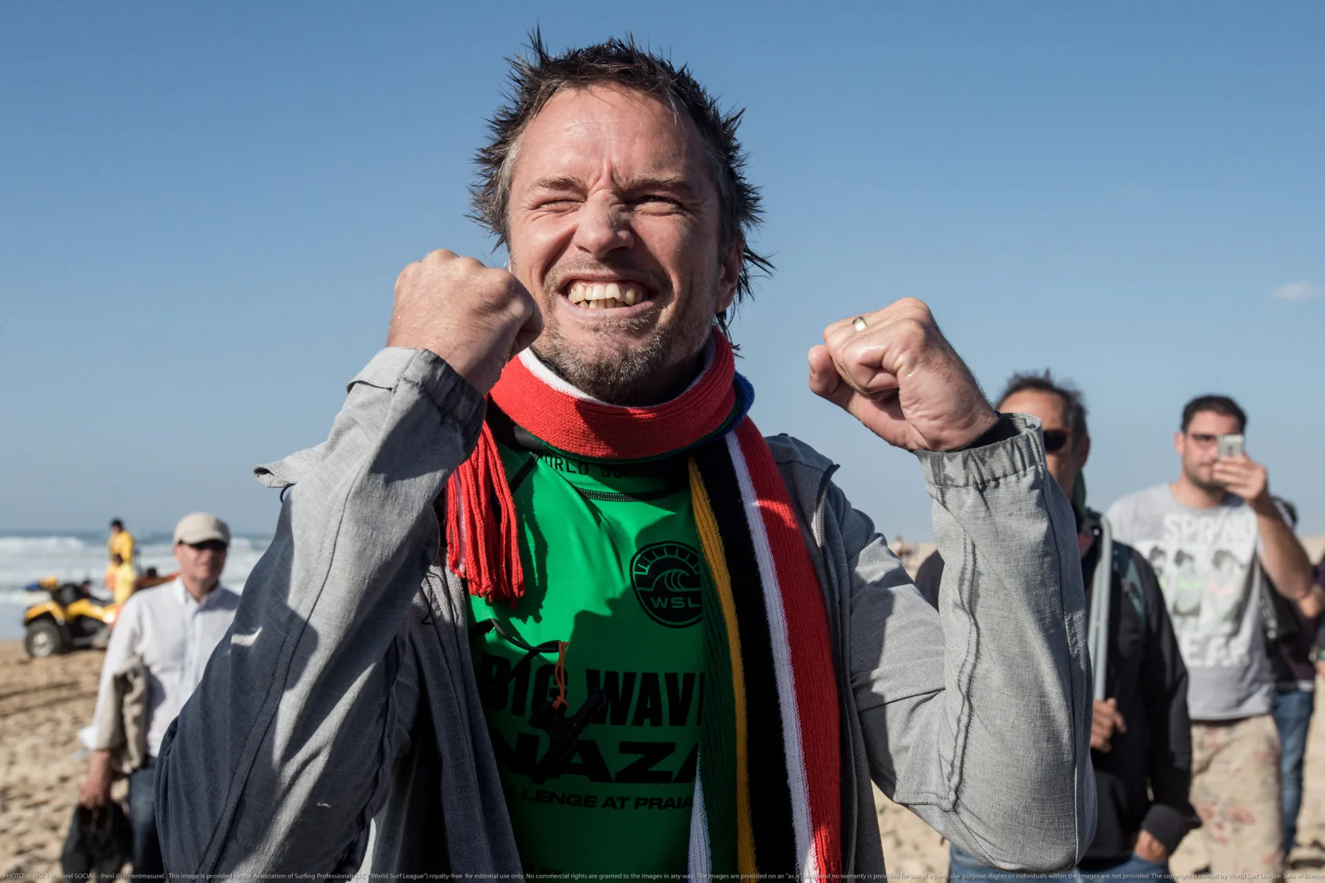Grant 'Twiggy' Baker descendo uma onda colossal.