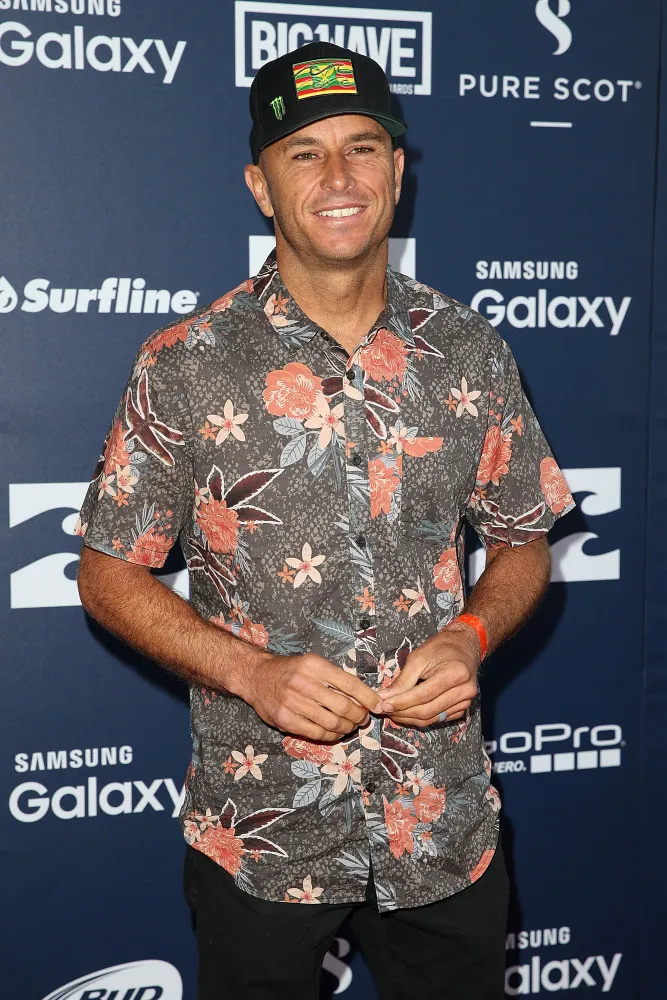 Shane Dorian se preparando para surfar uma onda gigante em Jaws, Havaí.