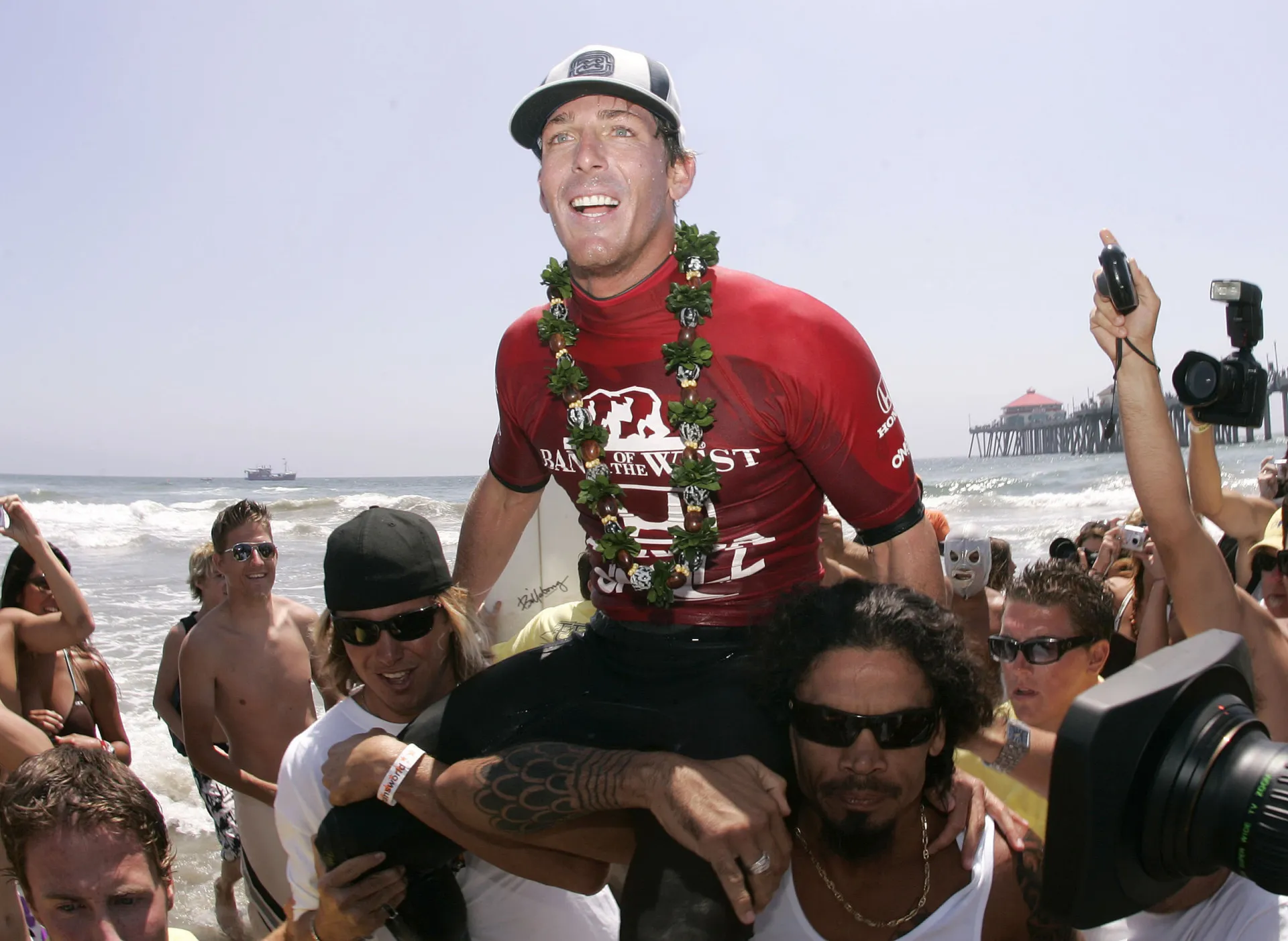 Andy Irons surfando uma onda com potência e estilo.