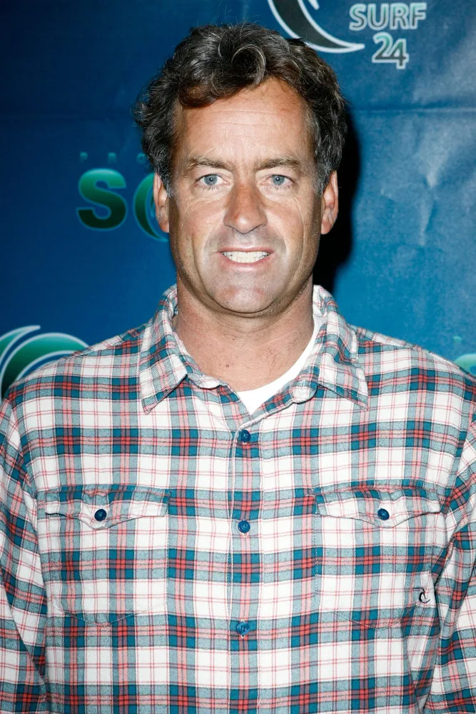 Imagem de Tom Curren nos anos 80, com seu estilo icônico.