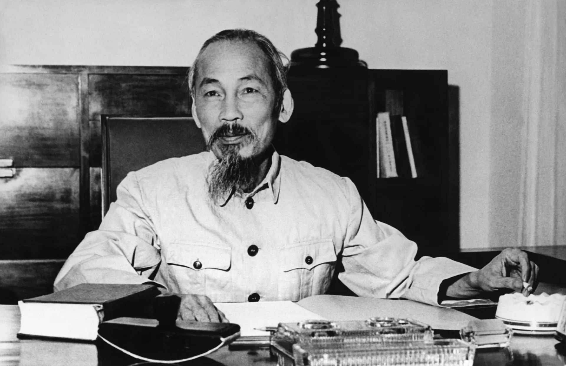 Foto de um jovem Ho Chi Minh em Paris, durante sua juventude.