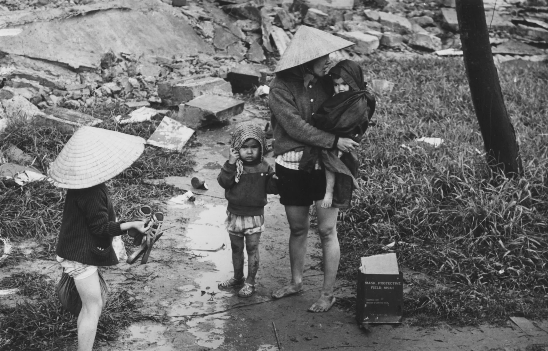 Refugiados vietnamitas retornando para casa após o fim da guerra, em um cenário de destruição.