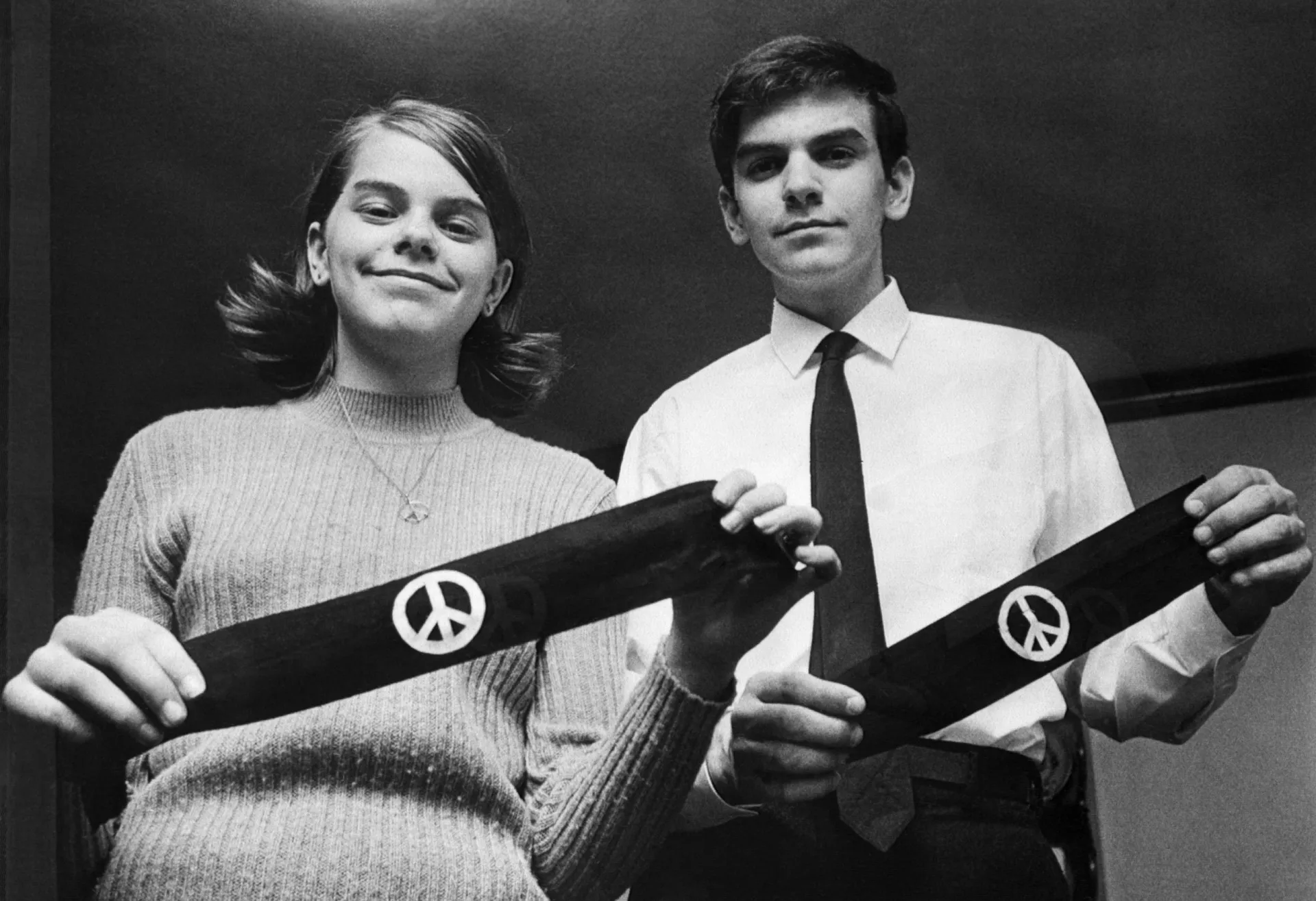 Representantes dos EUA e do Vietnã do Norte assinando o Acordo de Paz de Paris.