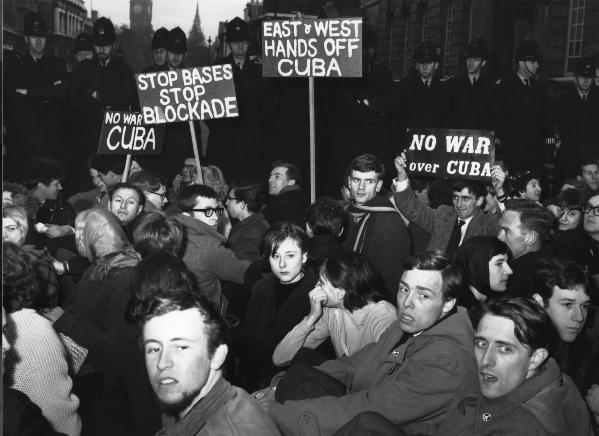 Fotomontagem de conflitos da Guerra Fria, como a Guerra da Coreia e a Crise dos Mísseis de Cuba.