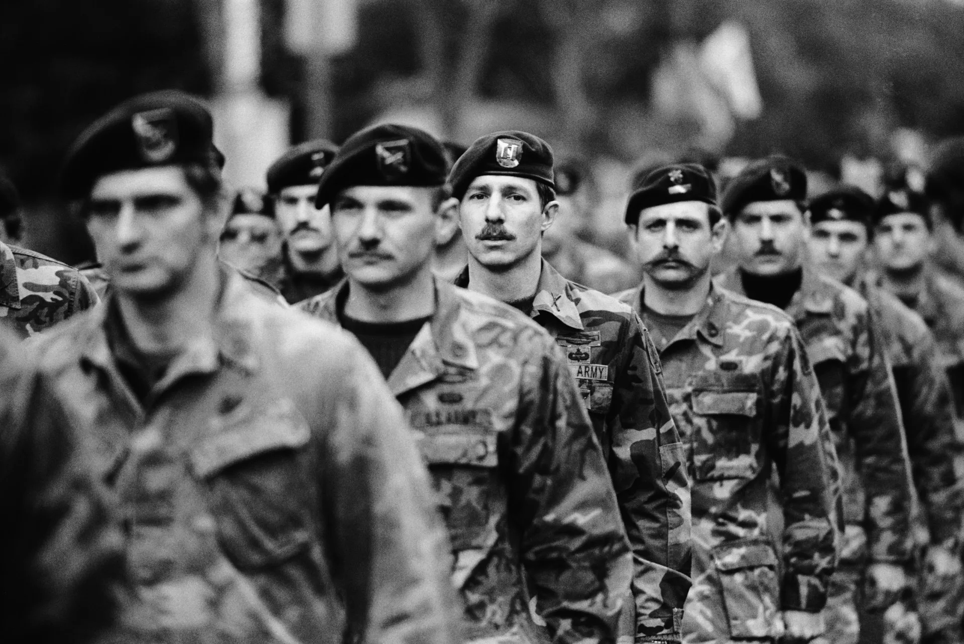 Veteranos do Vietnã protestando contra a própria guerra que lutaram, segurando placas.
