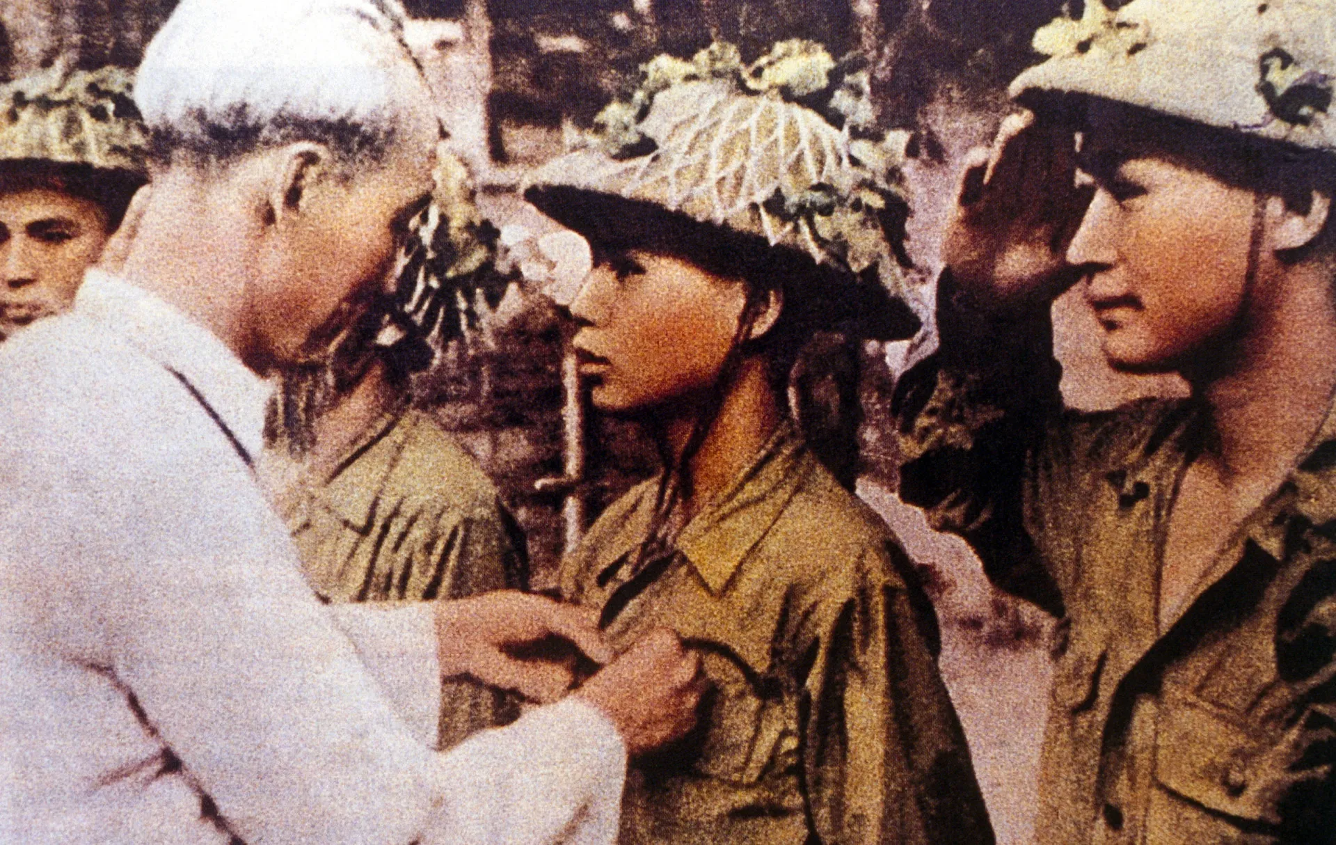 Soldados franceses reprimindo violentamente um protesto de vietnamitas.