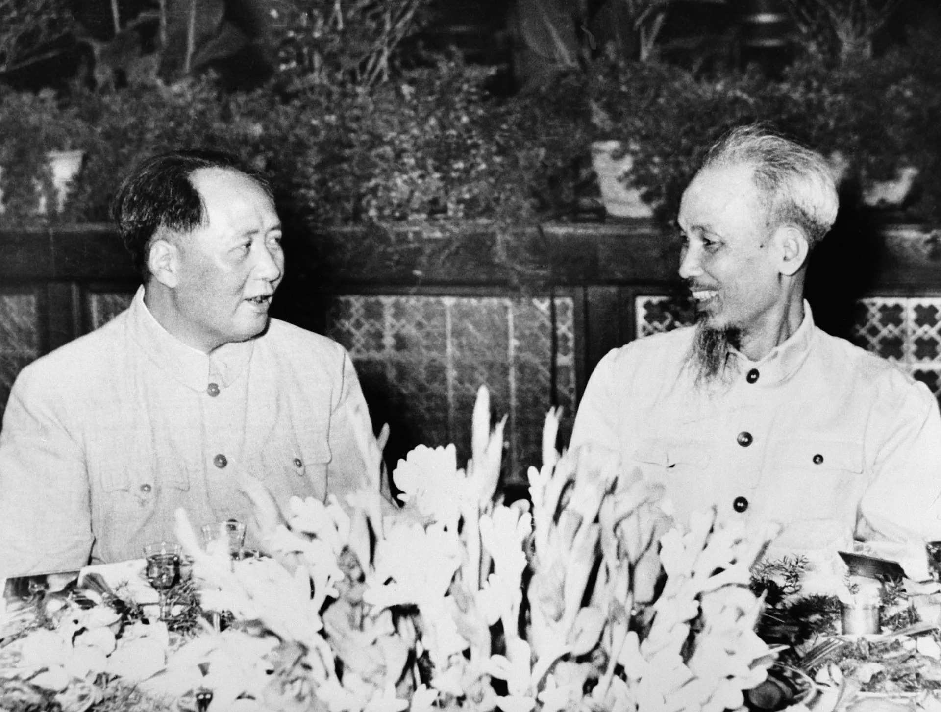Fotomontagem com Ho Chi Minh de um lado e o presidente do Vietnã do Sul do outro.