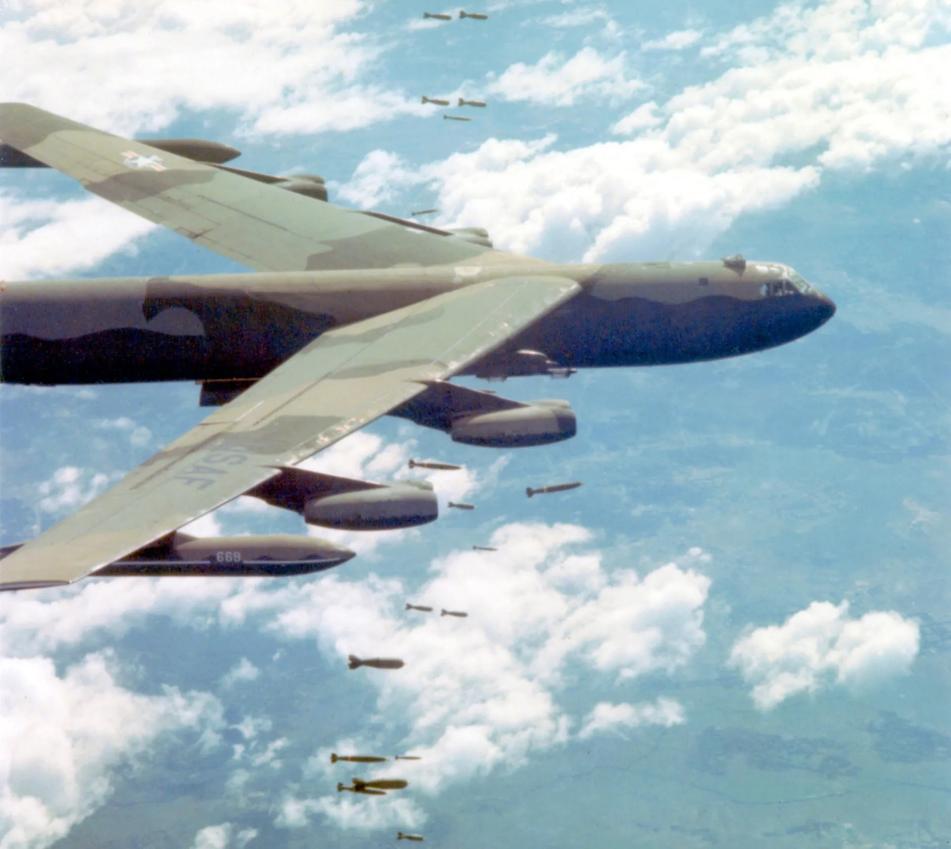 Soldados americanos avançando por uma vila no Camboja, mostrando a expansão da guerra.