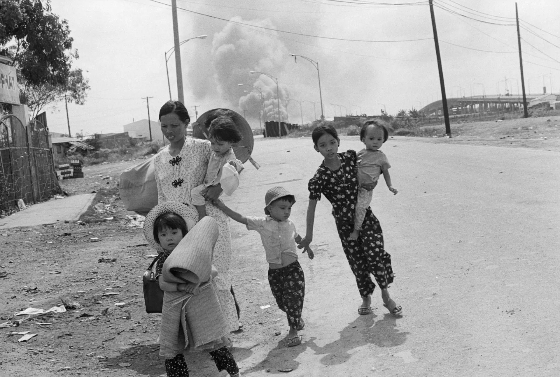 Prisioneiros vietnamitas em uma cela superlotada no Vietnã do Sul.