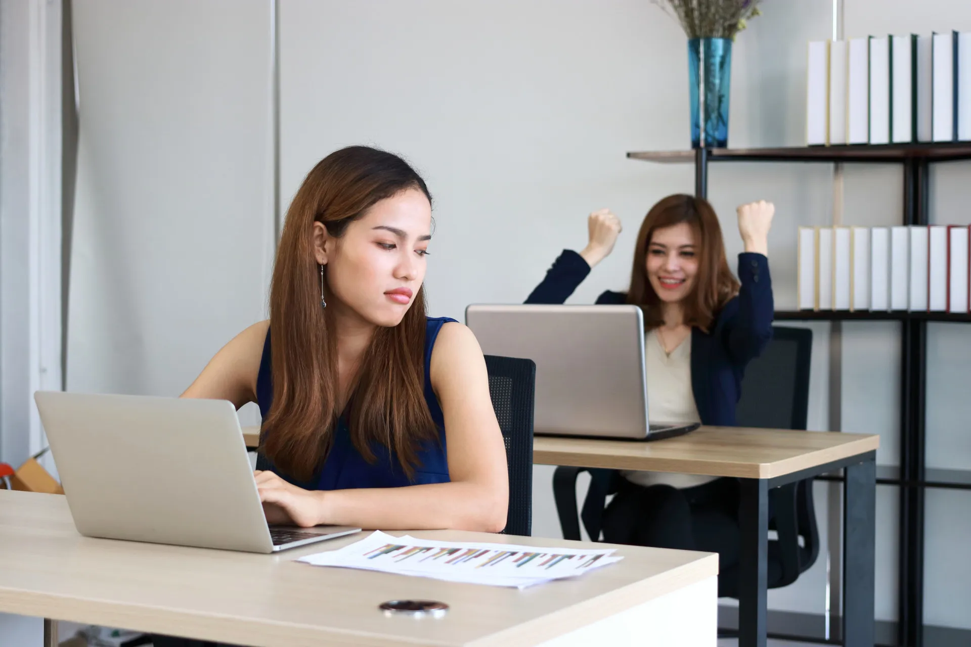 Colegas de trabalho conversando de maneira profissional em uma reunião.