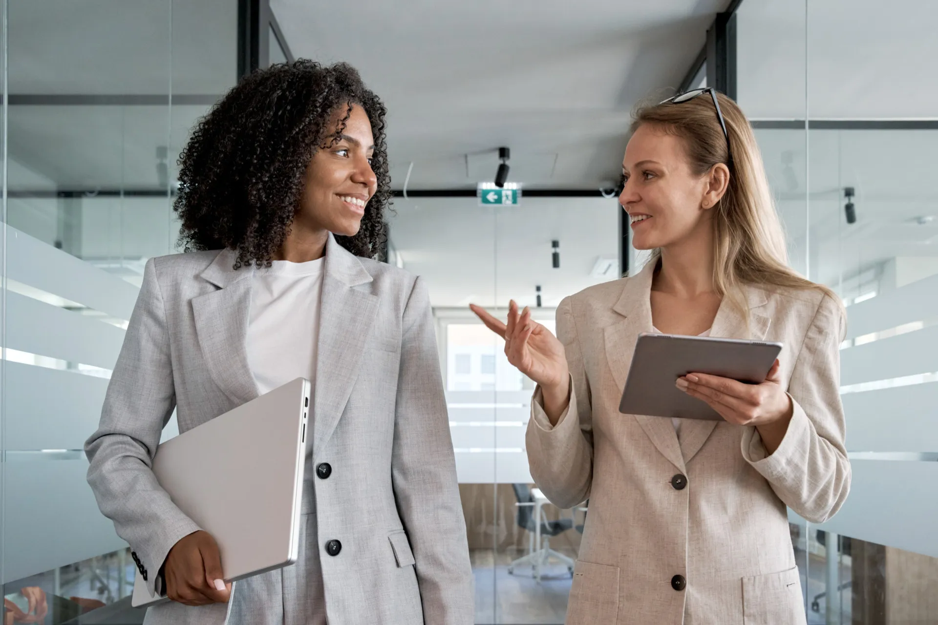 Funcionário com uma expressão arrogante, parecendo se gabar para o chefe.