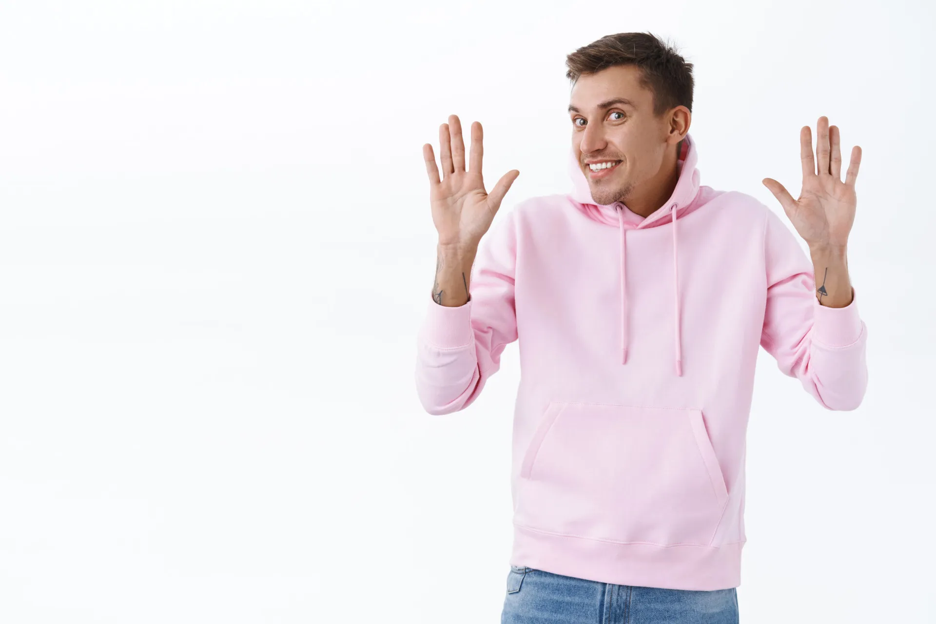 Uma pessoa olhando para a outra com desprezo, como se seus problemas fossem pequenos demais.