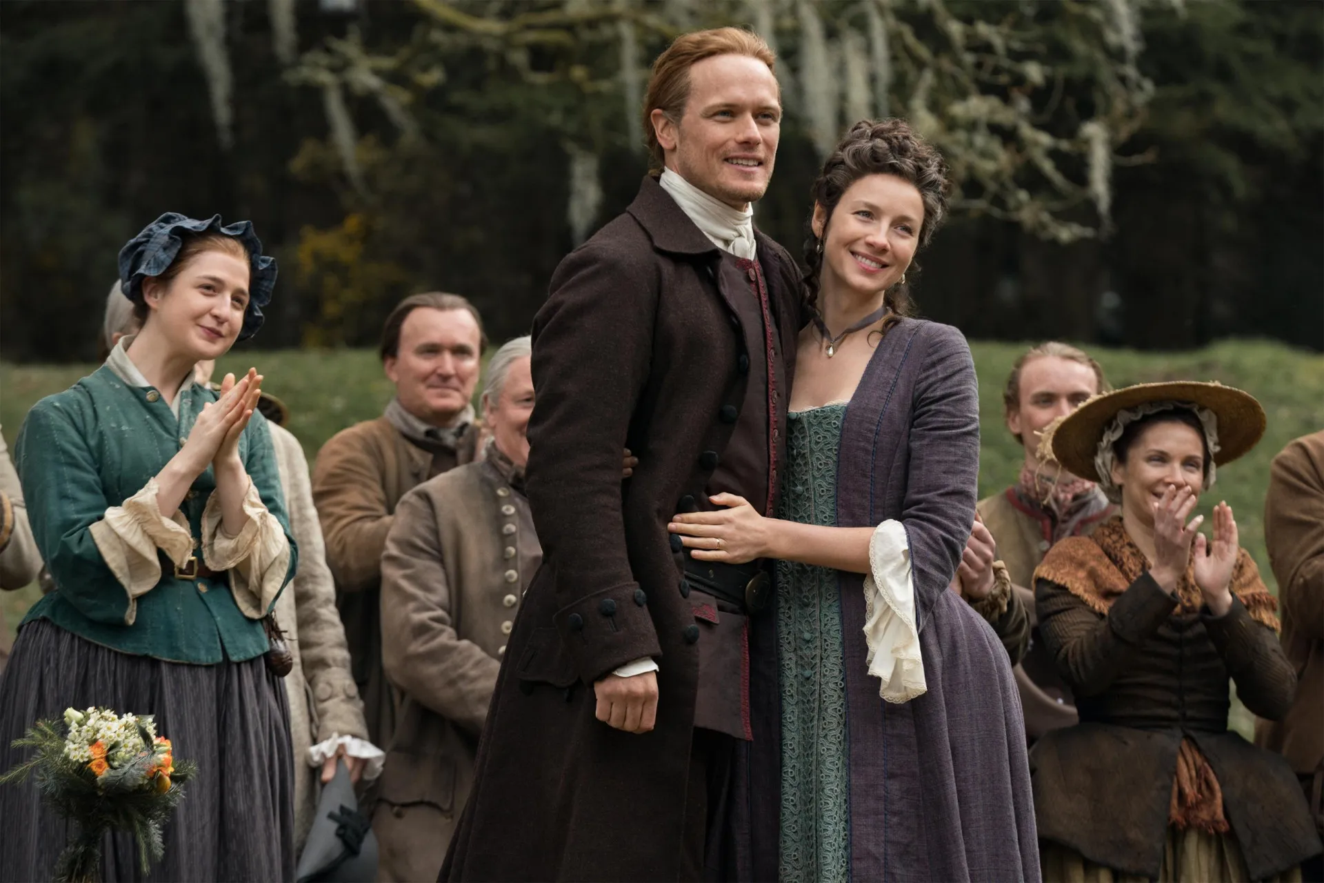 Cena da série 'Outlander' com a personagem Claire em um cenário do século 18.