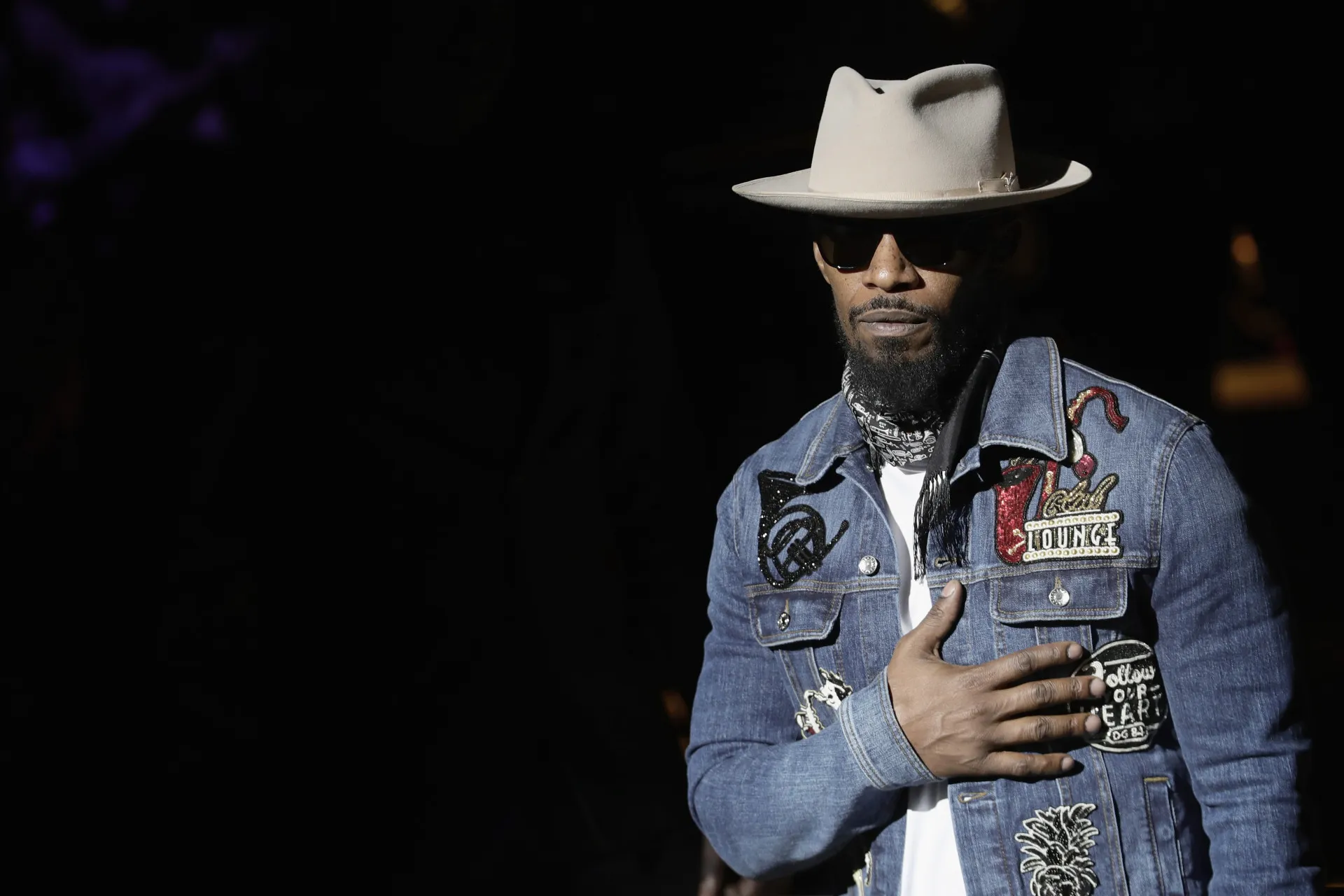 Django, personagem de Jamie Foxx, usando óculos de sol icônicos no filme.
