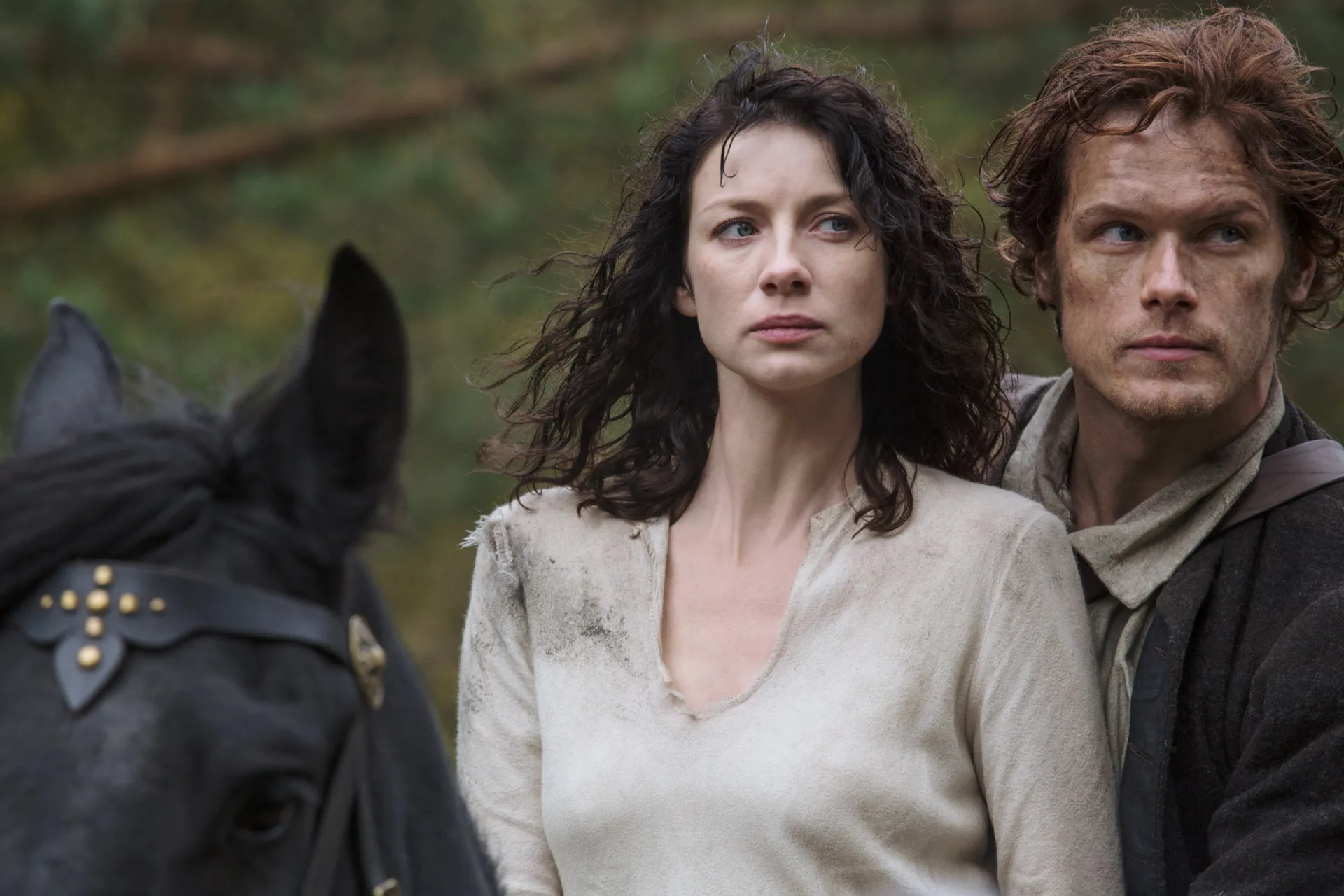 As personagens Claire e Geillis Duncan em cena de julgamento na série 'Outlander'.