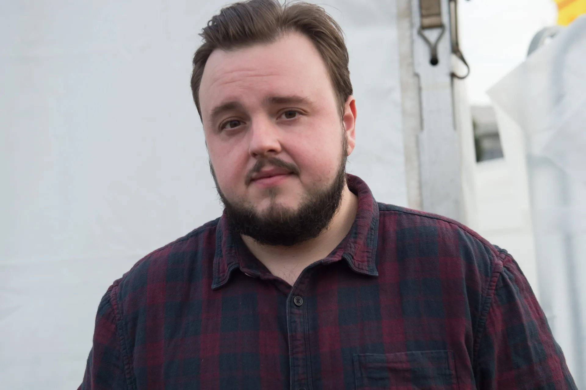 Cena do final de 'Game of Thrones' onde uma garrafa de água de plástico é vista perto do pé de um personagem.