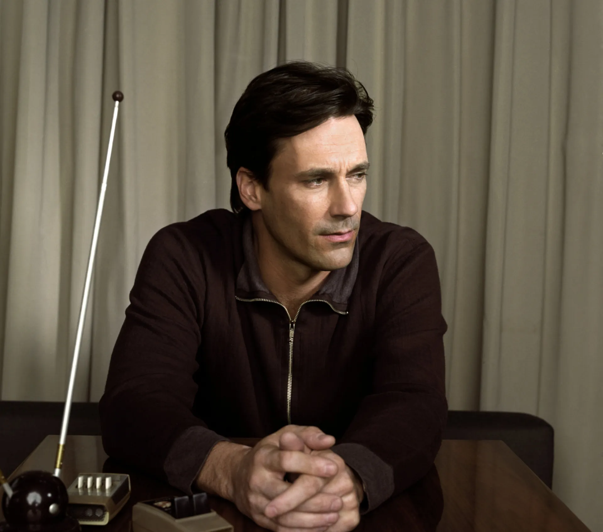 Jon Hamm como Don Draper, o protagonista da série 'Mad Men', em seu escritório.