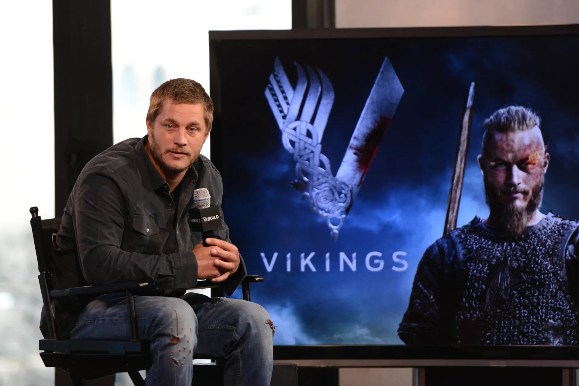 Guerreiros da série 'Vikings' com seus capacetes e trajes de batalha.