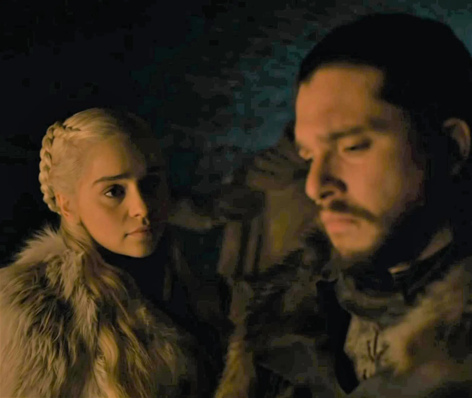 Daenerys Targaryen e Jon Snow em uma cena de banquete em 'Game of Thrones'.
