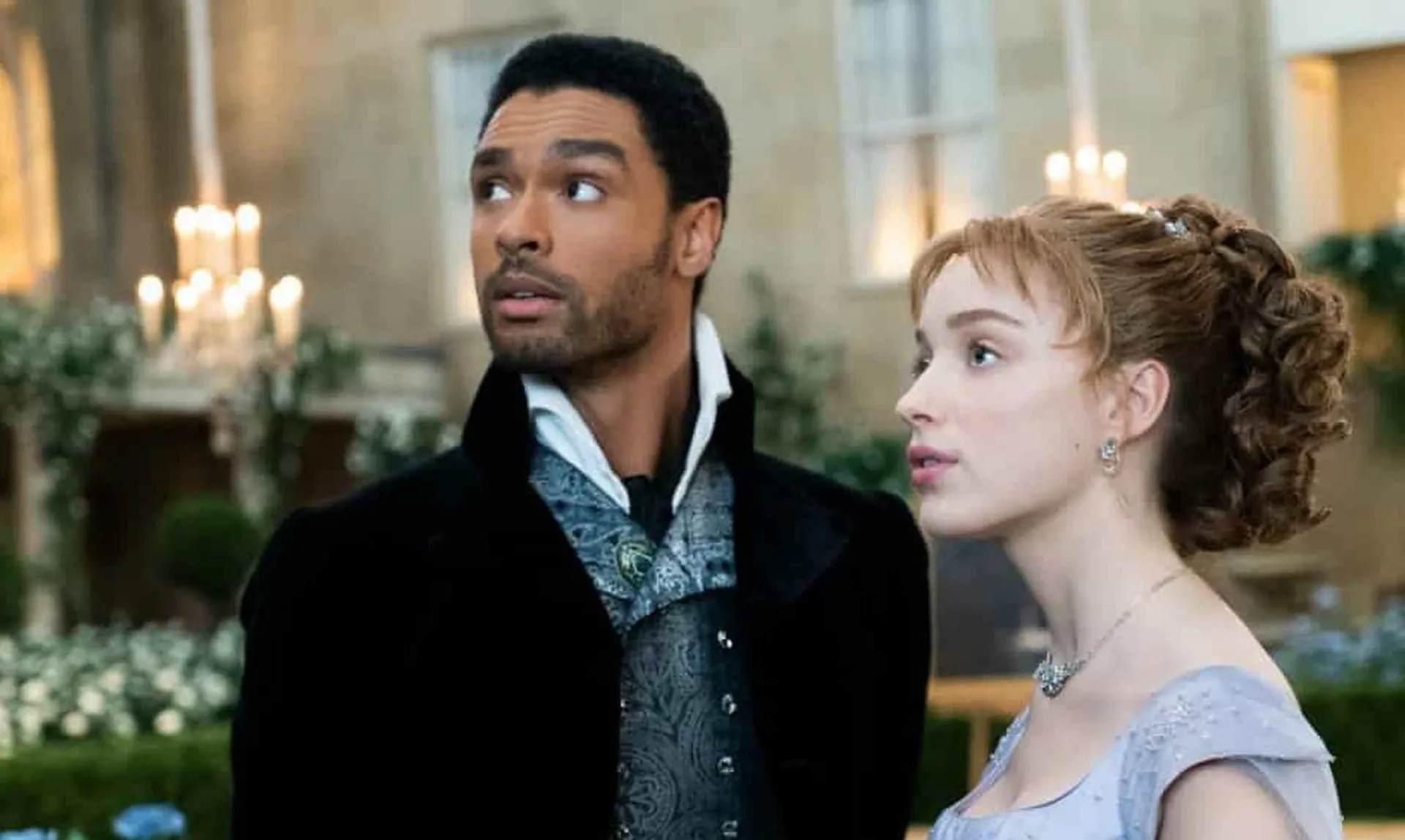 Daphne Bridgerton e o Duque de Hastings em uma cena romântica da série.